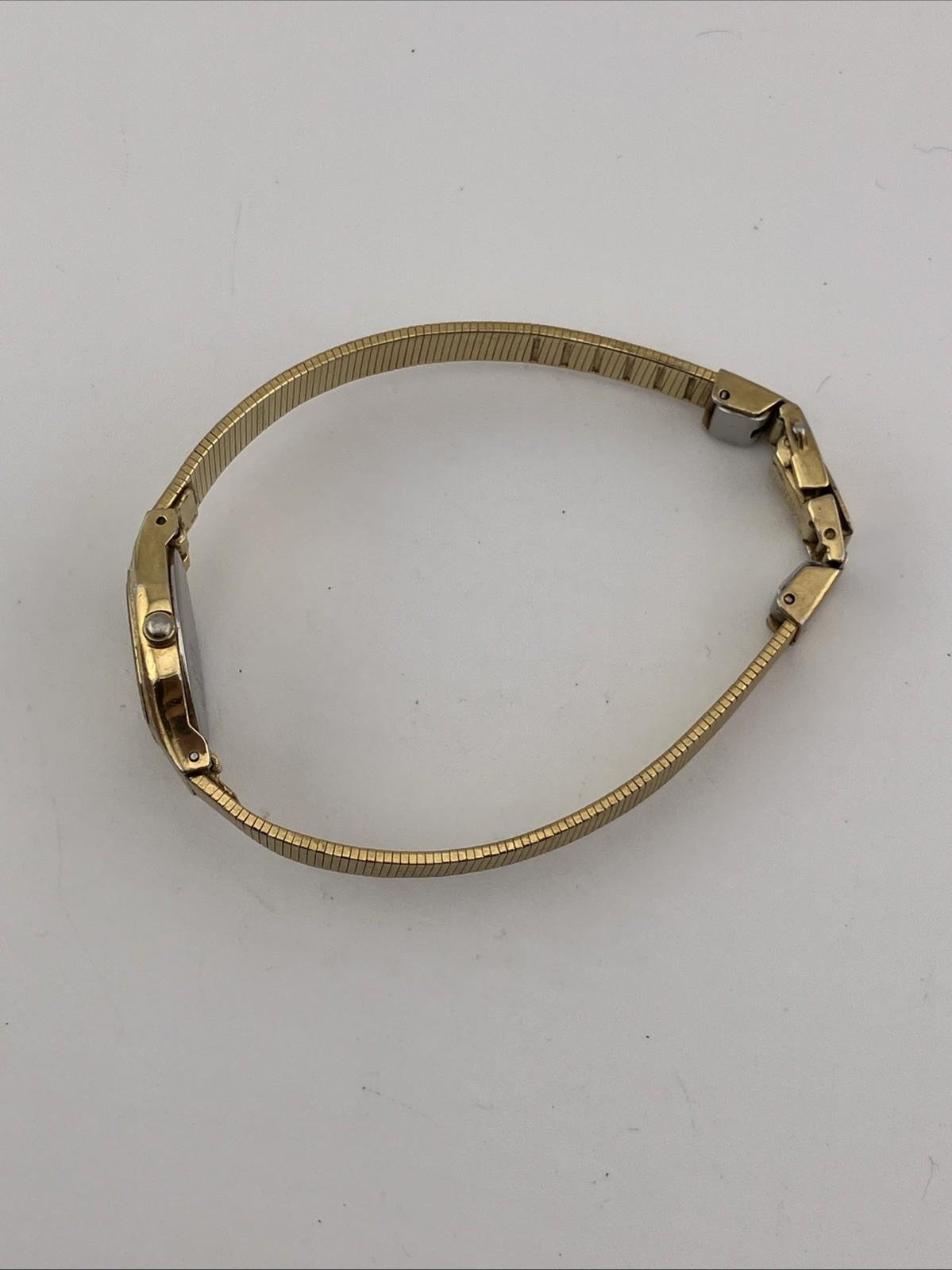 Vtg Seiko Ladies 17mm Watch Gold Tone Hexagonal Gold Dial 6.5″ 2P20-5H39 – RUNS