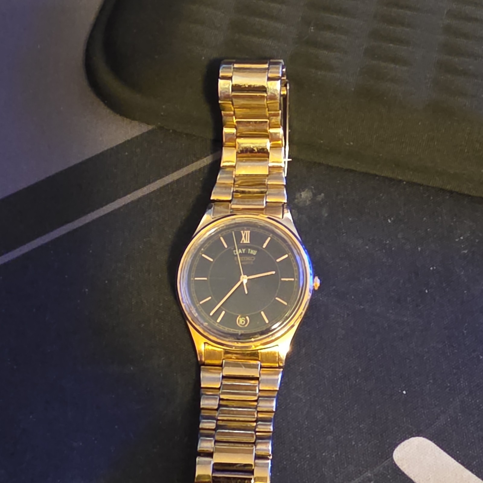 Seiko Quartz Vintage Gold Tone Metal Bracelet Watch Black Dial Roman/Stick Date