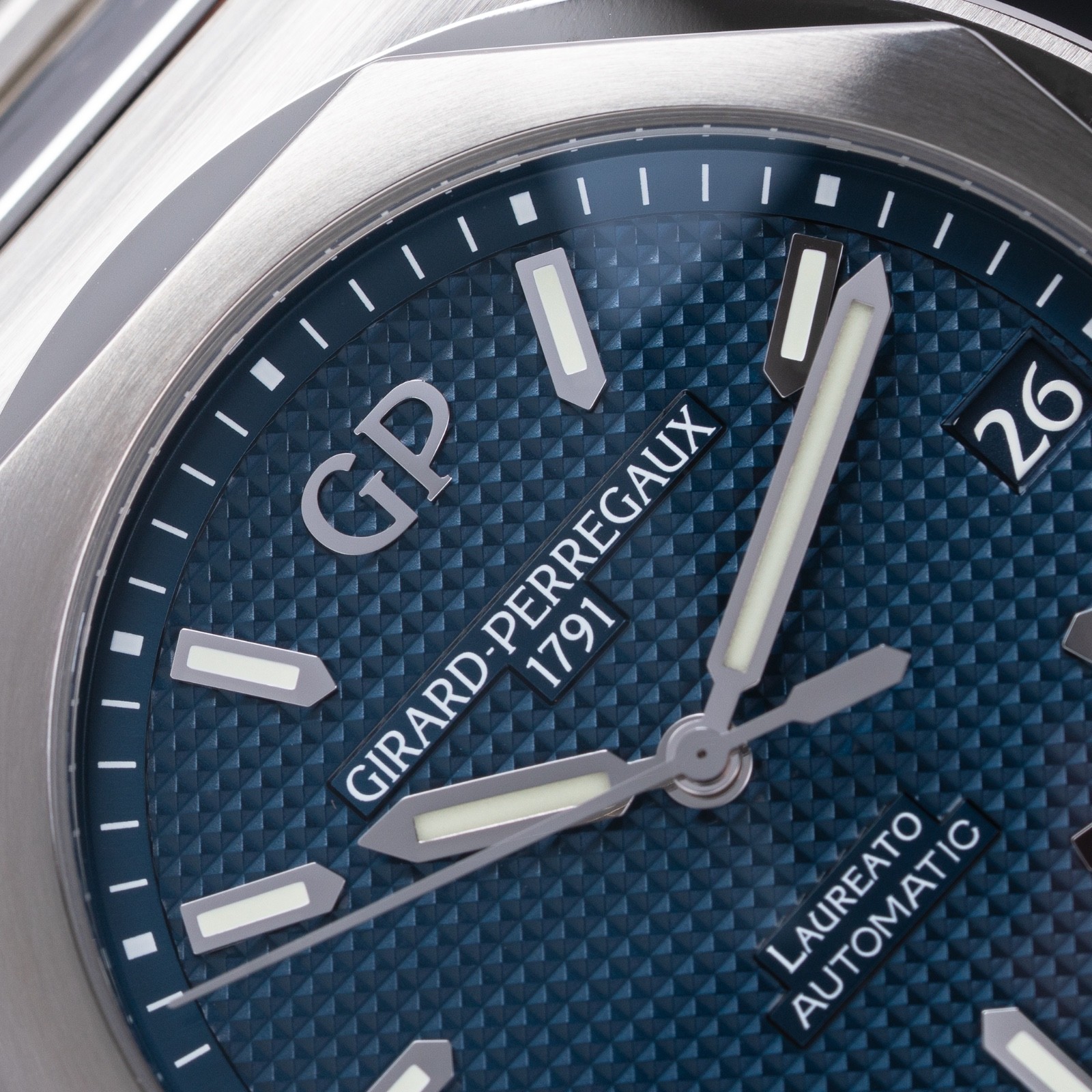 Girard-Perregaux Laureato 42mm Blue Dial 81010-11-431-11A NEW 2025
