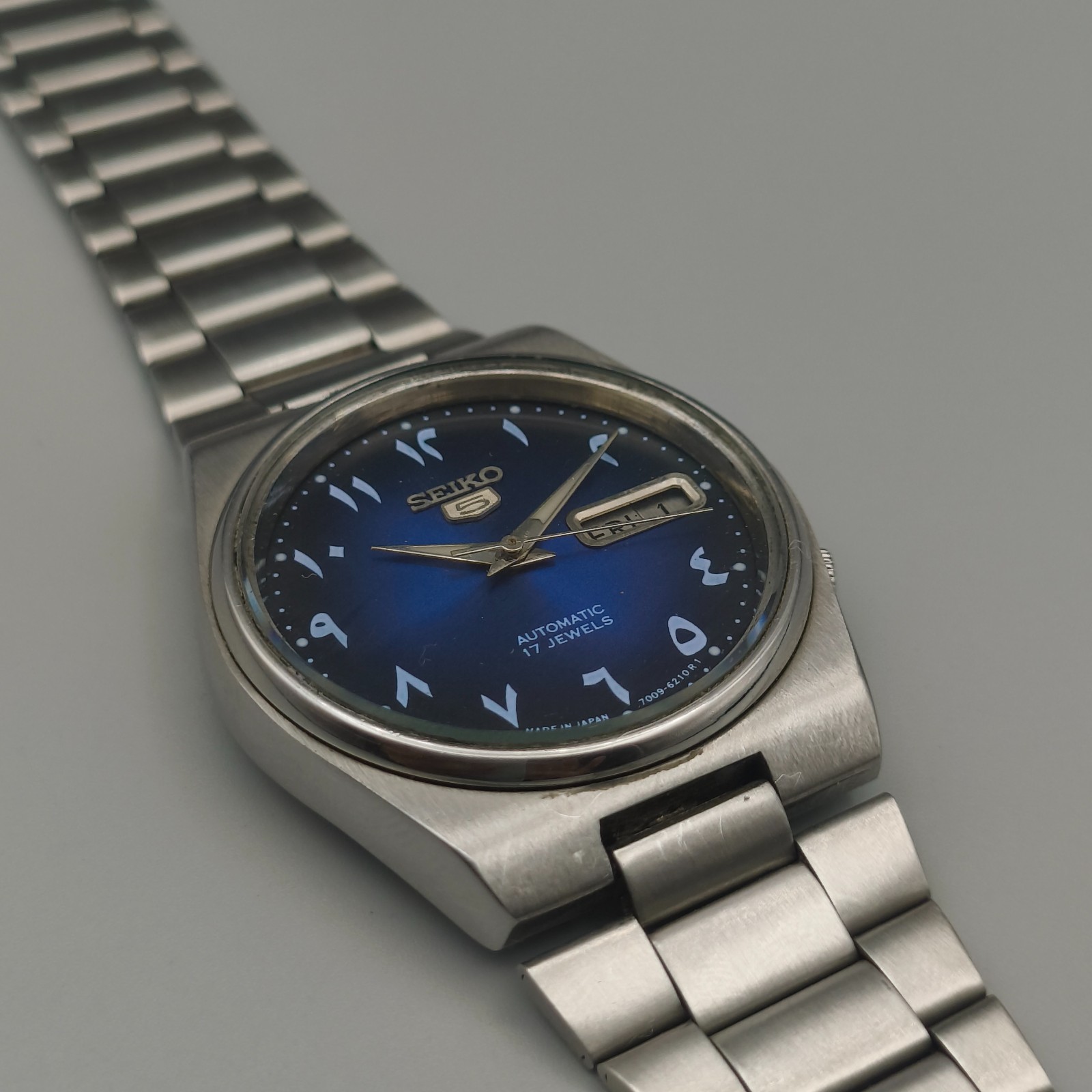Vintage Seiko 5 Automatic 7009 Mens Watch Blue Arabic Dial 36 mm Day Date Japan
