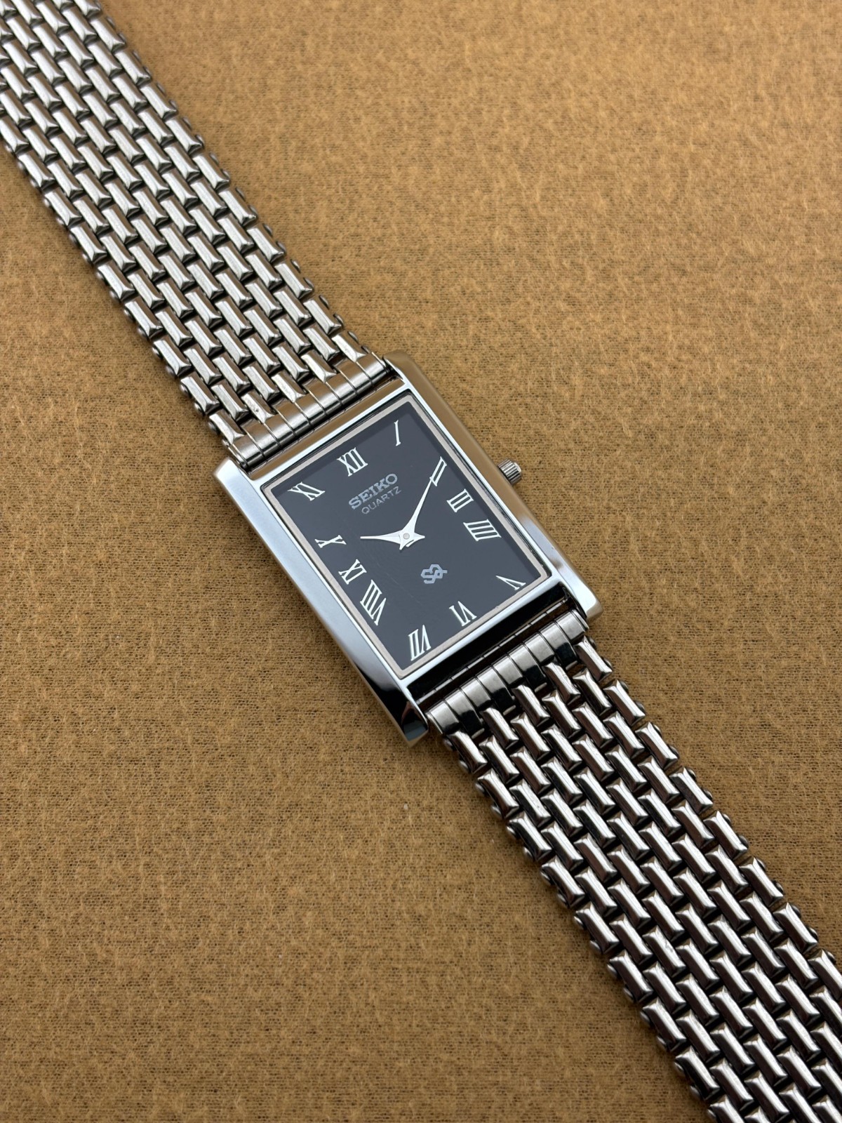 BLACK SILVER Vintage Seiko Slim Quartz Men’s Wristwatch