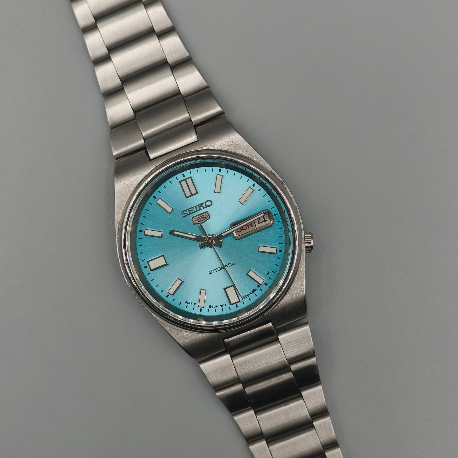 Vintage Seiko 5 Automatic 7009 Men’s Watch Ice Blue Dial 37 mm Day/Date Japan