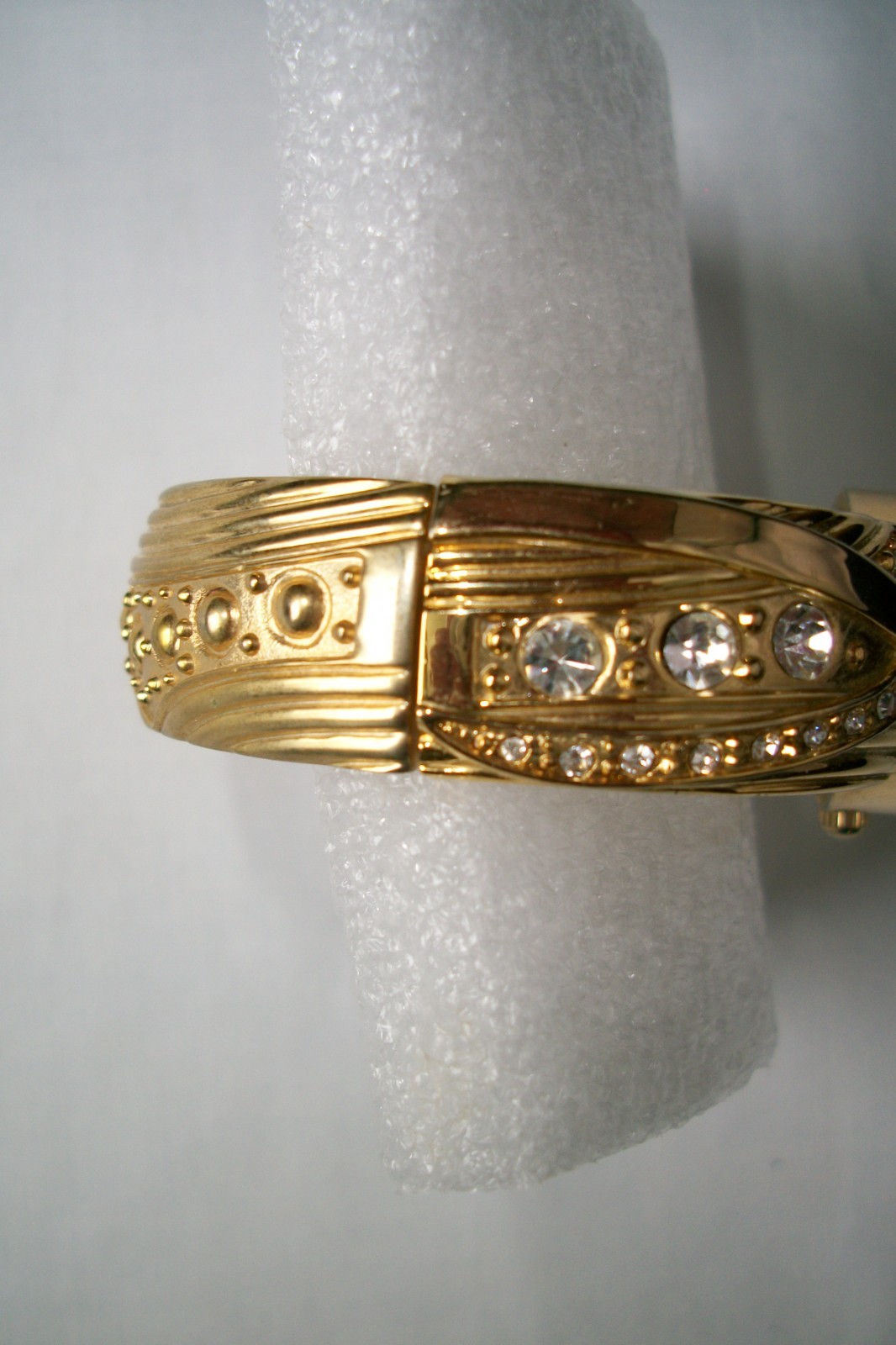 Vivani Gold Tone Ornate Bracelet Quartz Watch (Oval Shaped) Japan MOVT