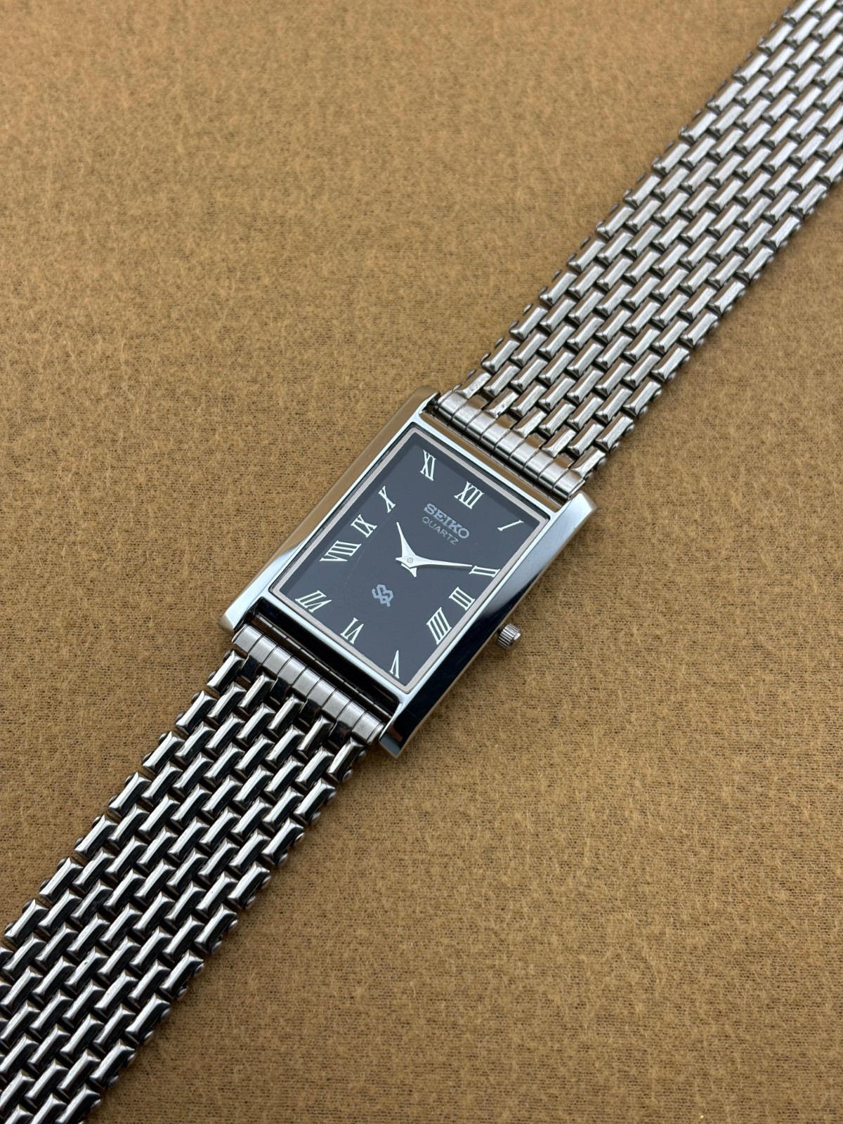 BLACK SILVER Vintage Seiko Slim Quartz Men’s Wristwatch