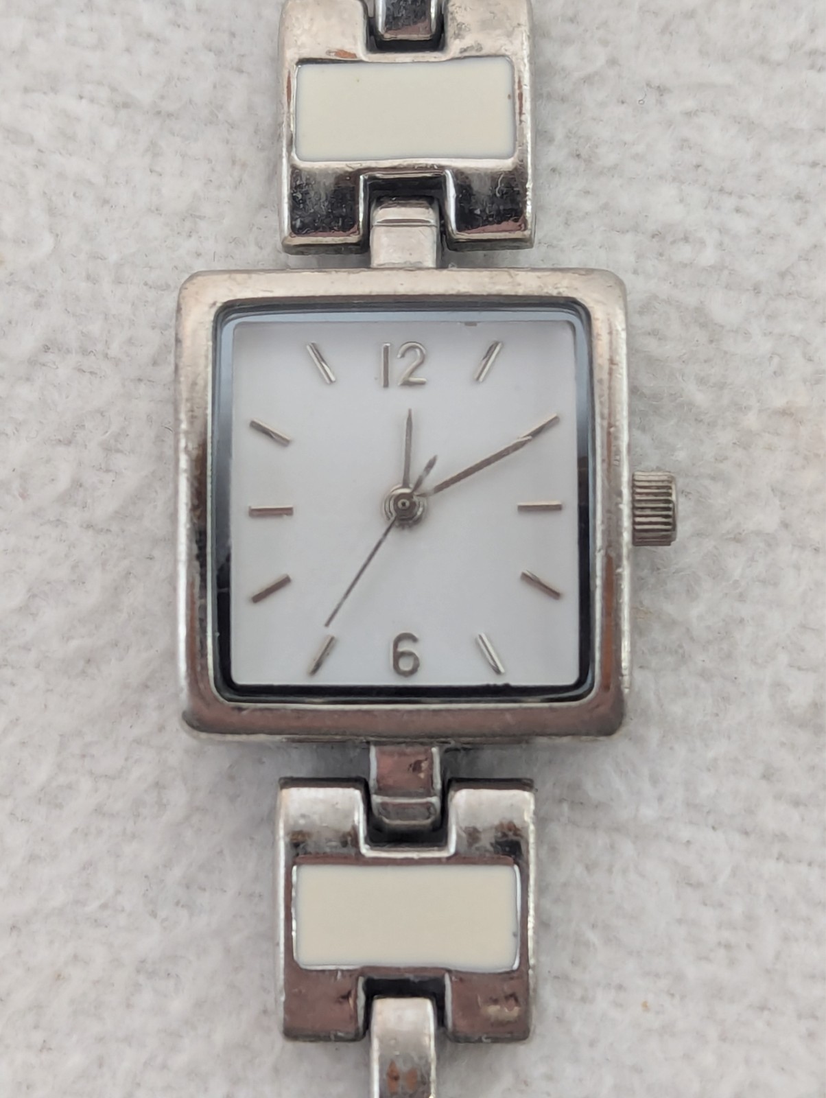 Xhilaration Wristwatch 7.75″ Band Silver & White Tone New Battery Japan Movement