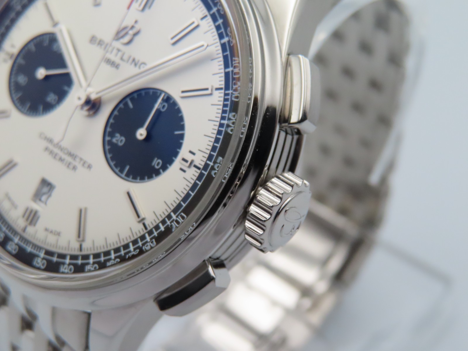 2019 Breitling Premier B01 Chronograph 42mm White Dial Men’s Wristwatch AB0118