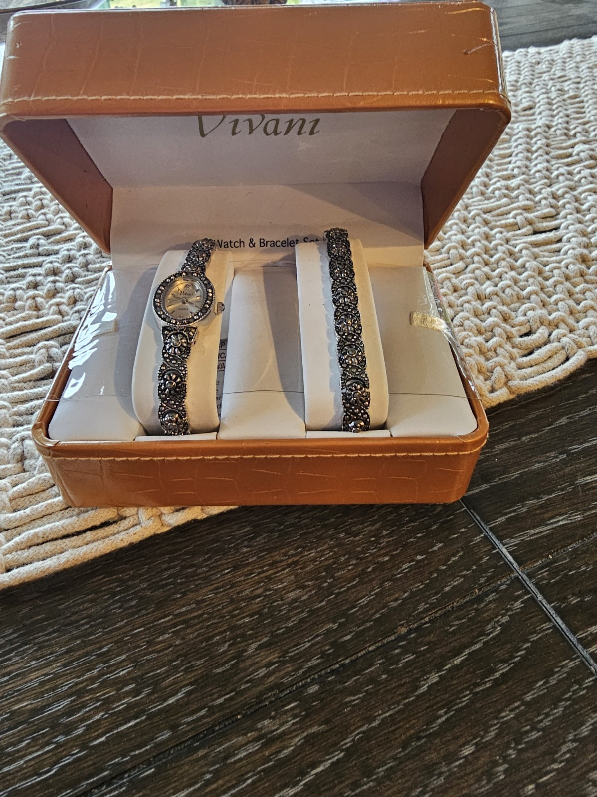 Vivani Women’s Quartz Silver Tone Watch and Bracelet Set New In Box