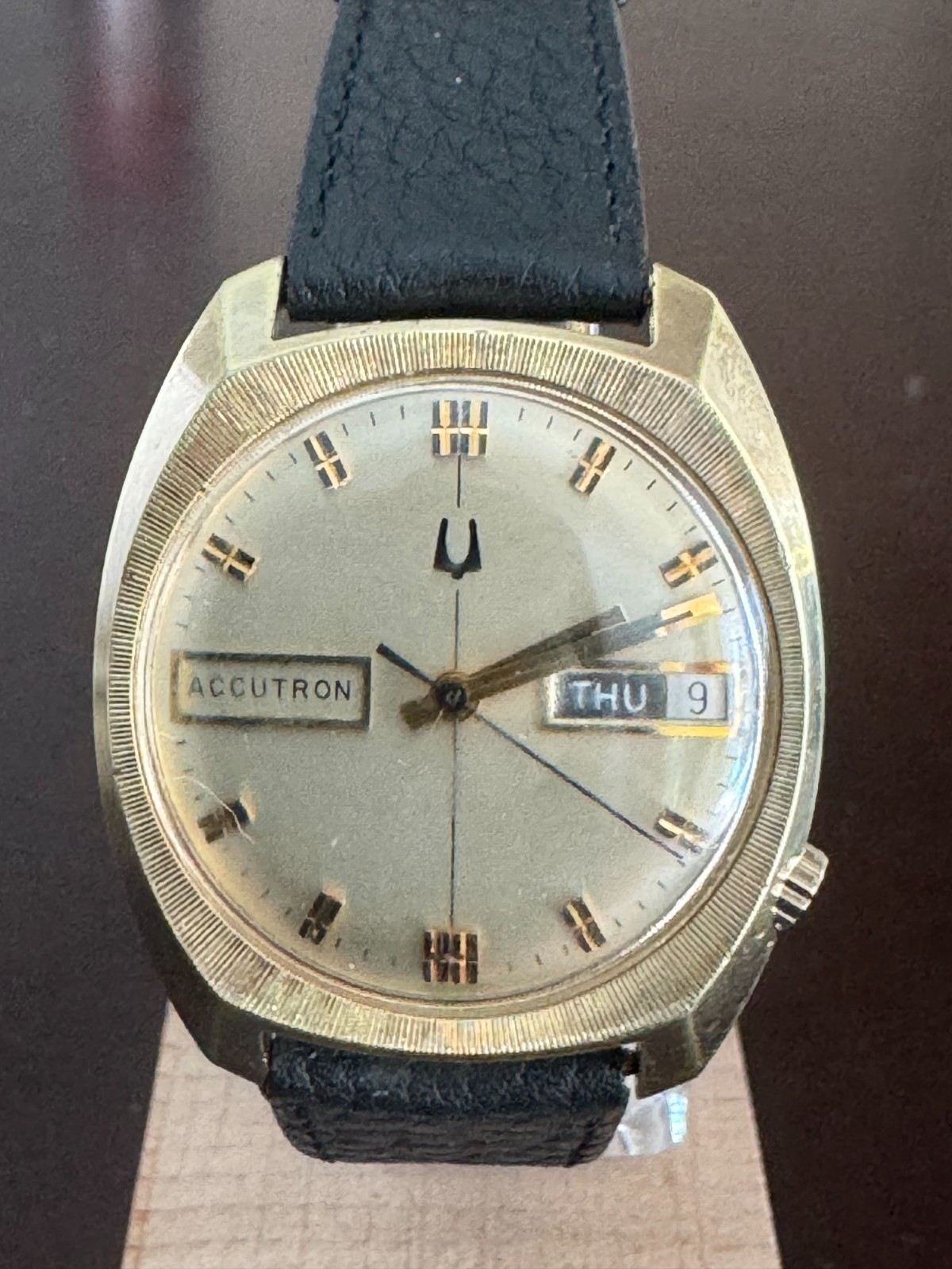 VINTAGE MENS BULOVA 218 ACCUTRON DAY/DATE WRISTWATCH KEEPING TIME NICE CONDITION