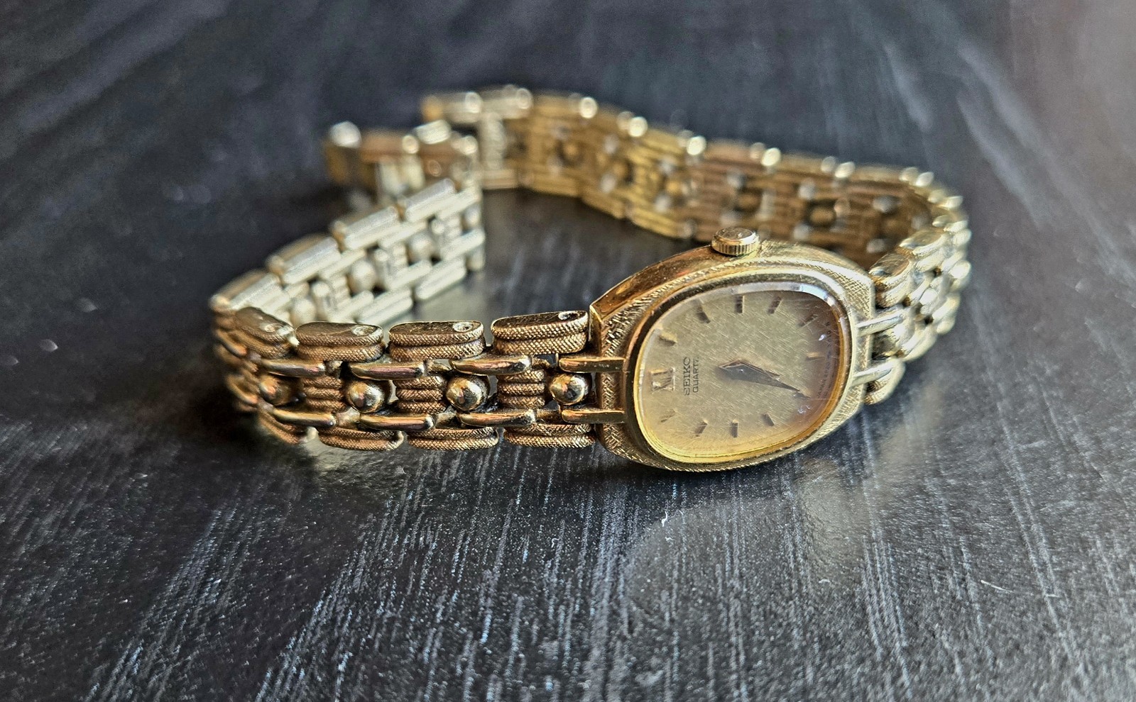 Vintage Seiko Gold-Tone Quartz Women’s Oval Dress Watch Analog Metal Band