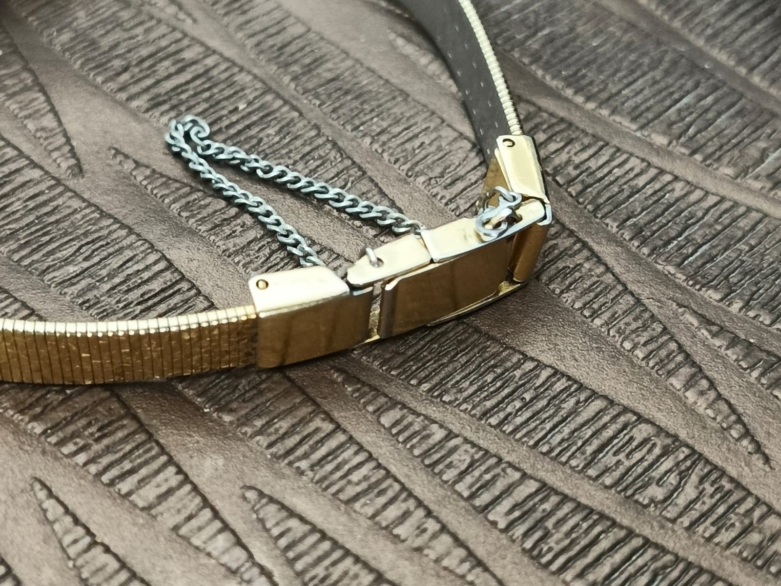 Vintage Orient Ladies Quartz Watch D85JB4-30 CS Textured Gold Tone Safety Chain