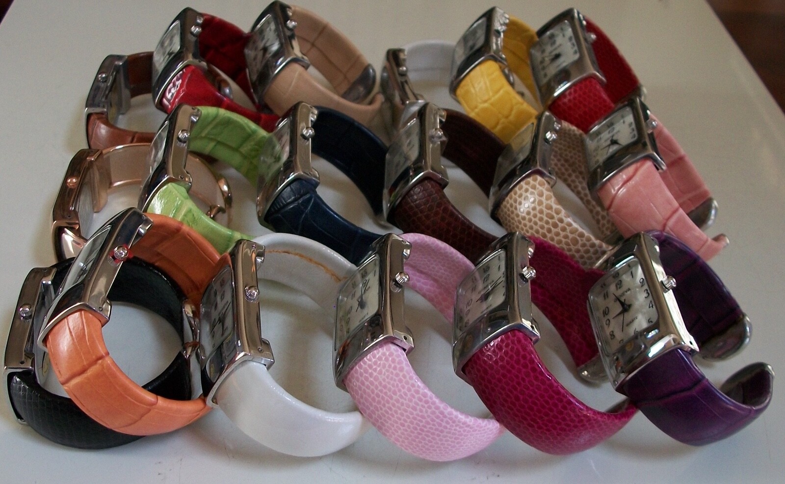 WOMEN’S NUMBER OR PLAIN DIAL LEATHER OR METAL FINISH BANGLE FASHION CASUAL WATCH