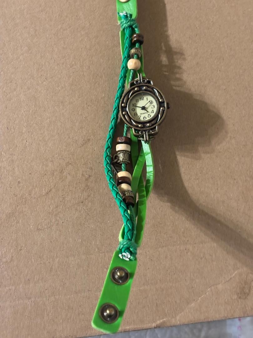 Women’s fashion green weave wrap around faux leather bracelet wristwatch. Analog