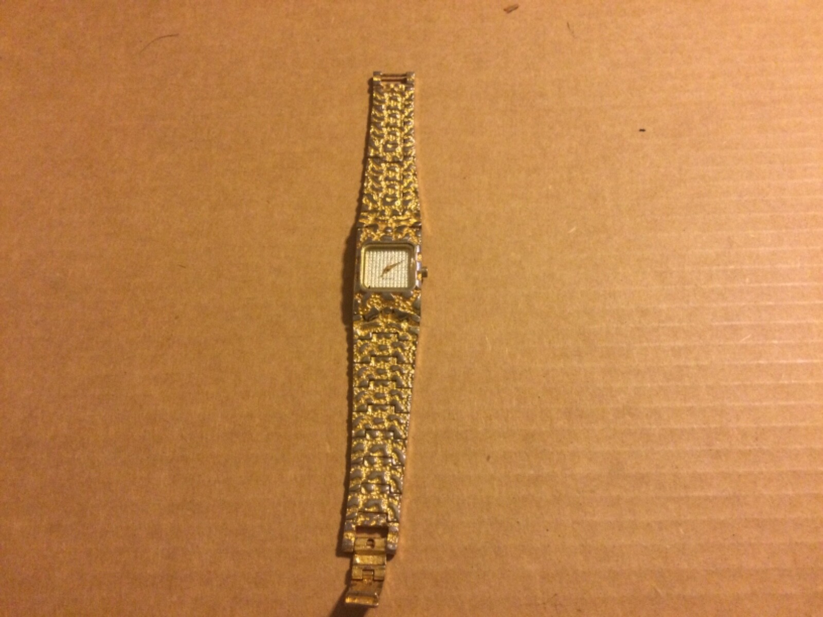 Fashion Wrist Watch for Woman Ladies Gold Band White Face runs