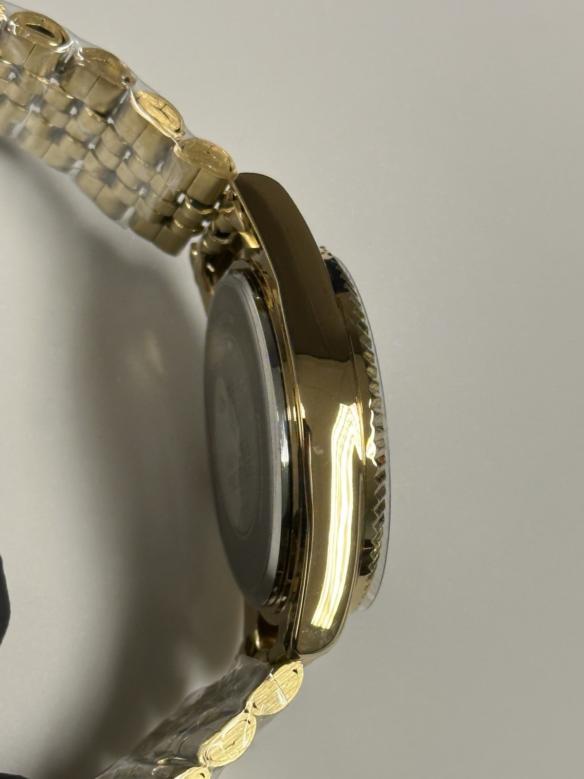 Montres Prestige by Invicta MPW-0269 Diamond Dial Gold-Tone 35mm Dress Watch