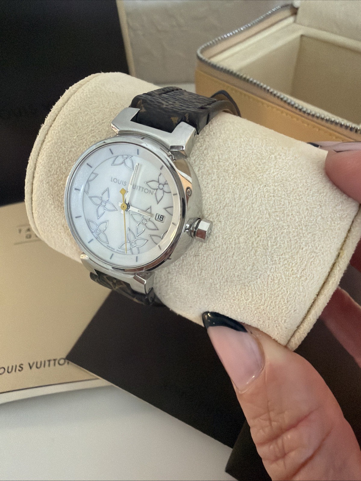 Louis Vuitton Tambour Date Quartz Q121C White Shell Dial 25mm Watch Box & Papers