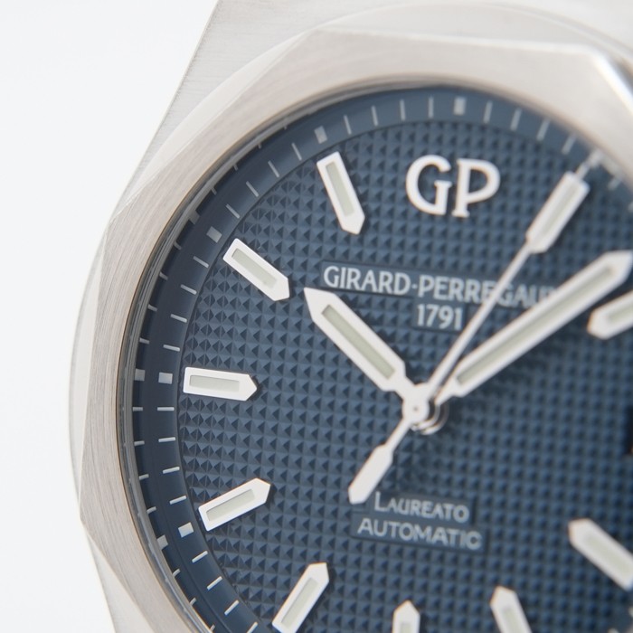 Girard-Perregaux Laureato 42mm 81010-11-431-11A Blue Box/Paper
