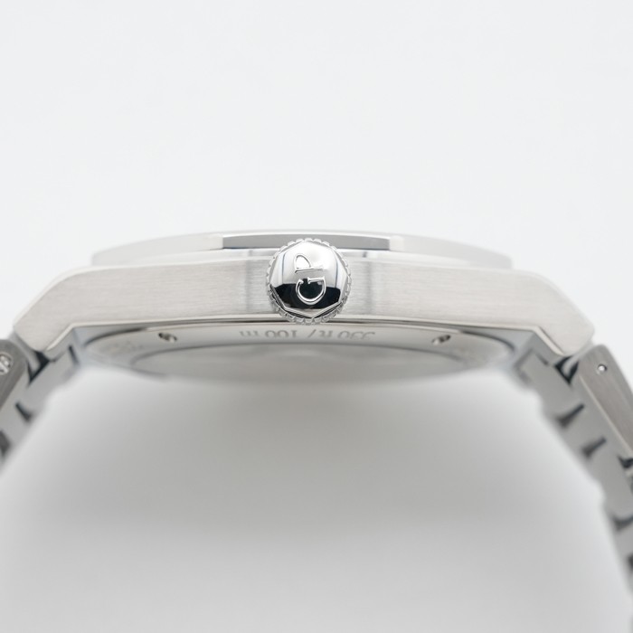 Girard-Perregaux Laureato 42mm 81010-11-431-11A Blue Box/Paper