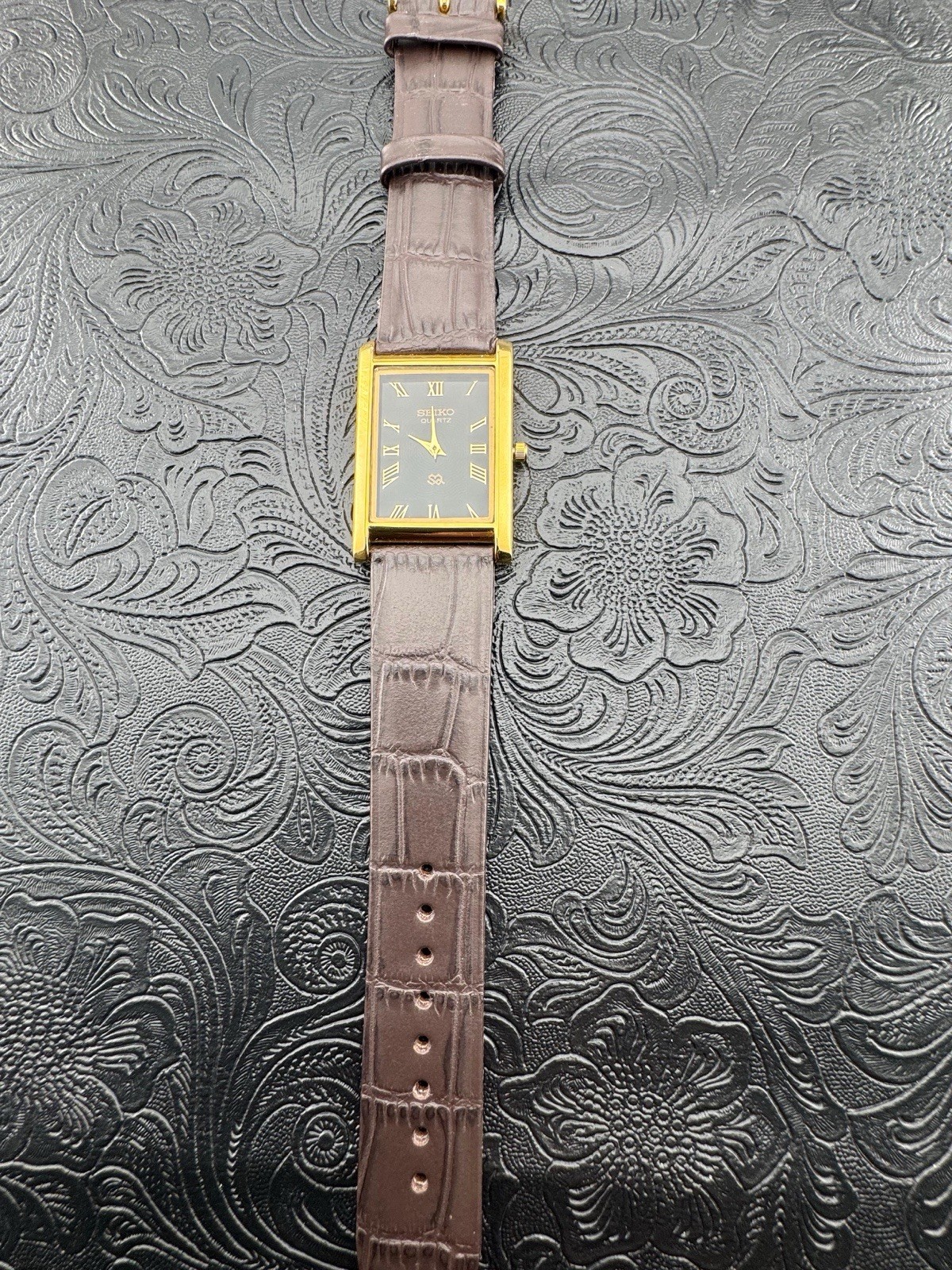 BLACK DIAL RARE Vintage Seiko Slim Quartz Men’s Wrist Watch