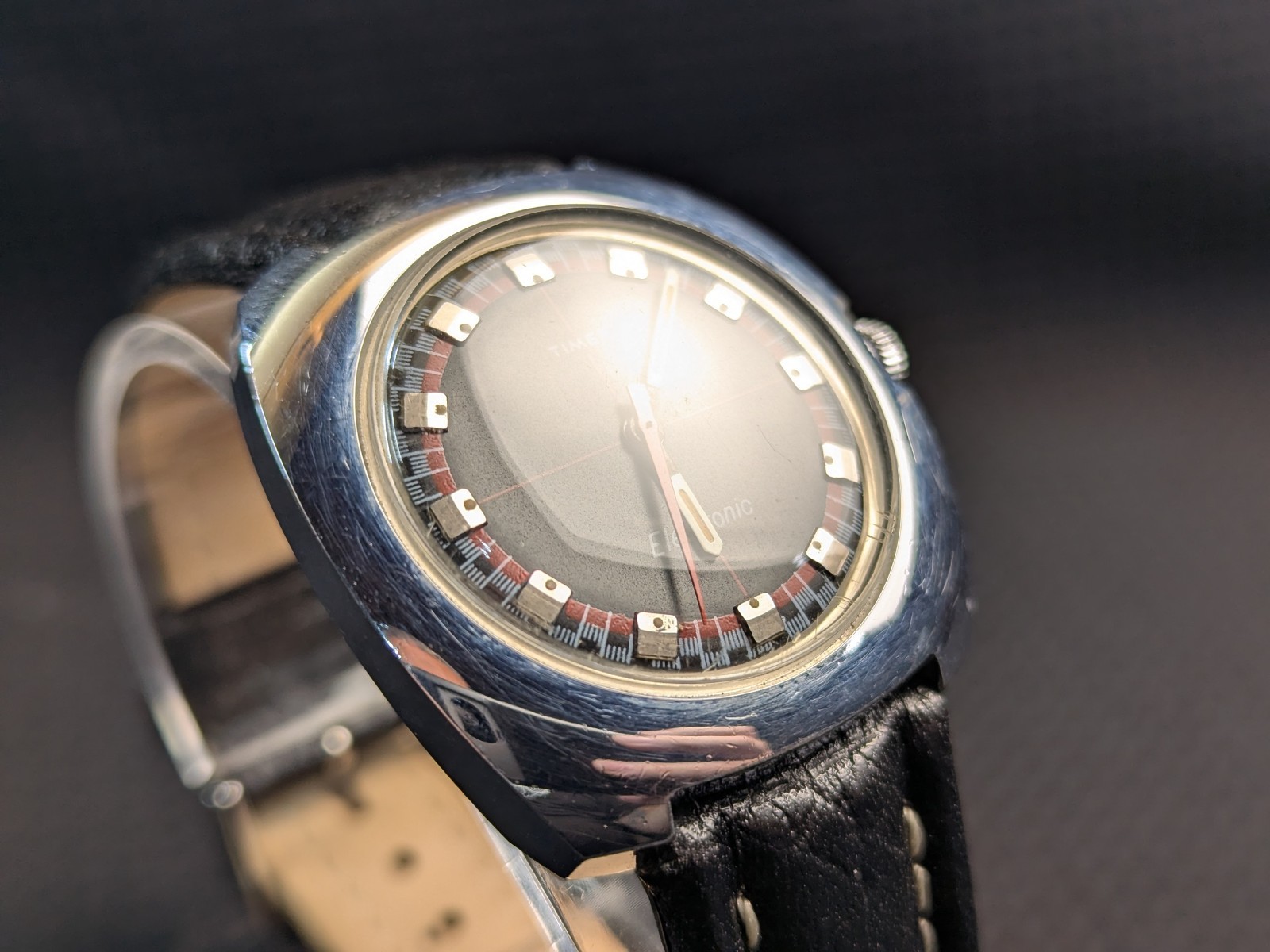 Vintage Timex Electronic 1970s Red Roulette Rally Dial Cushion Case 39mm 7.5″