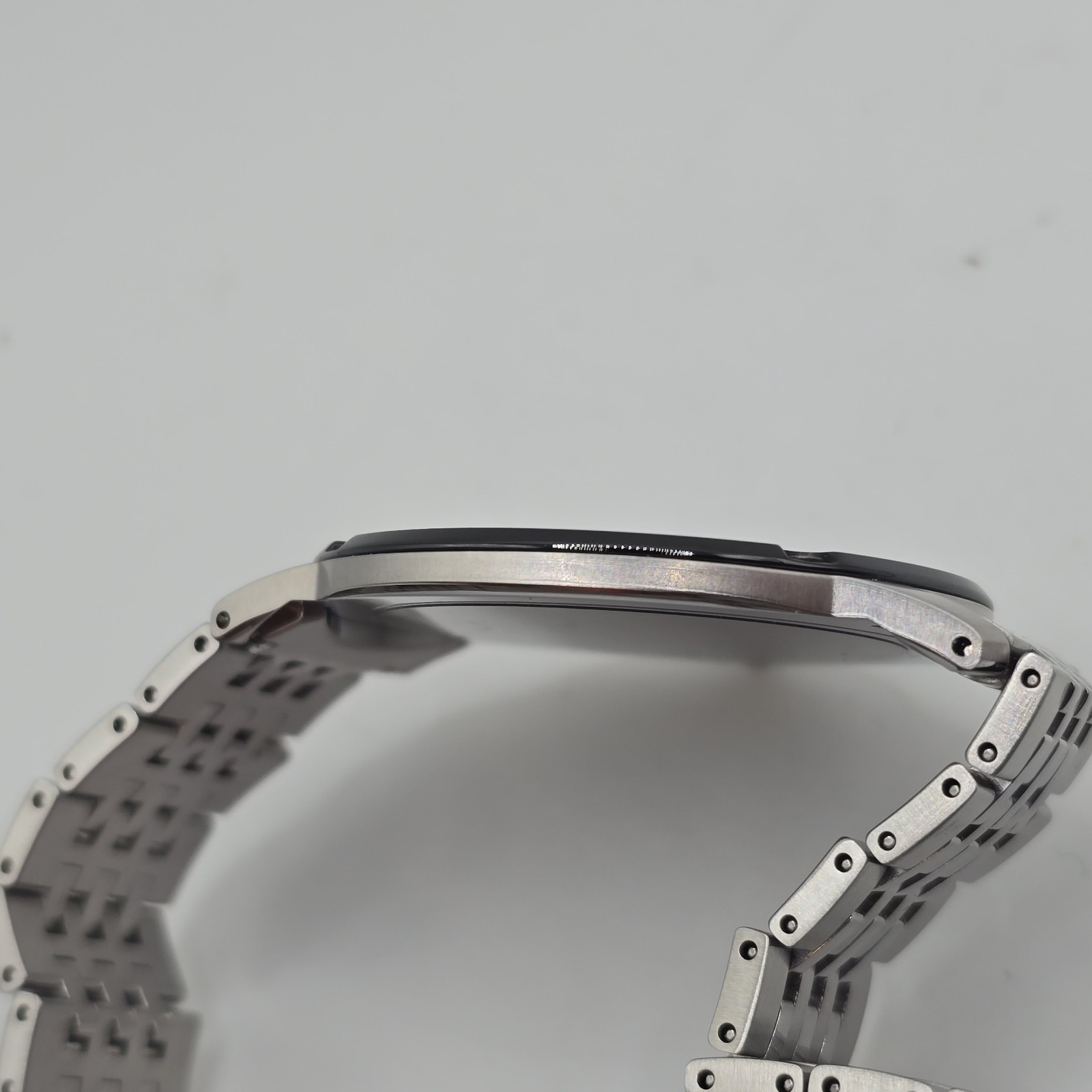 Citizen Eco-Drive One Watch 39mm Solar Ultra Thin AR5075-69E