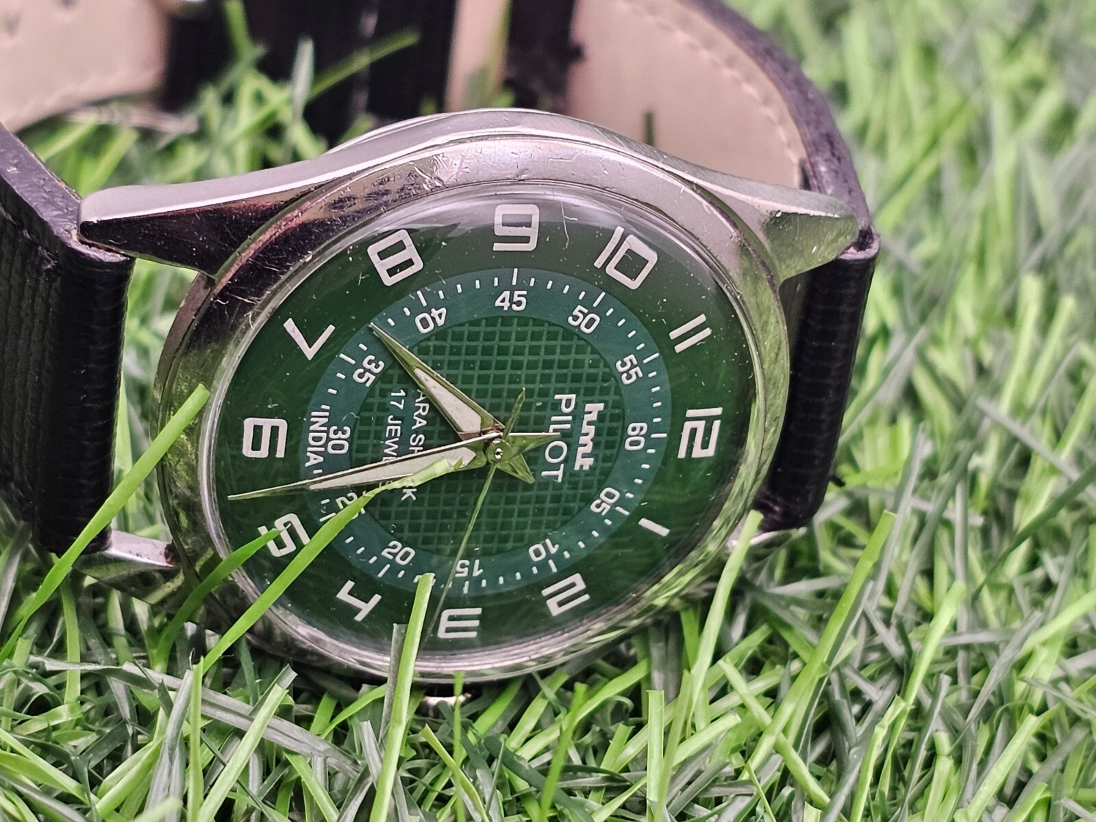 Beautiful Mens HMT Pilot Parashock Mechanical Wind 17J Watch Green Dial