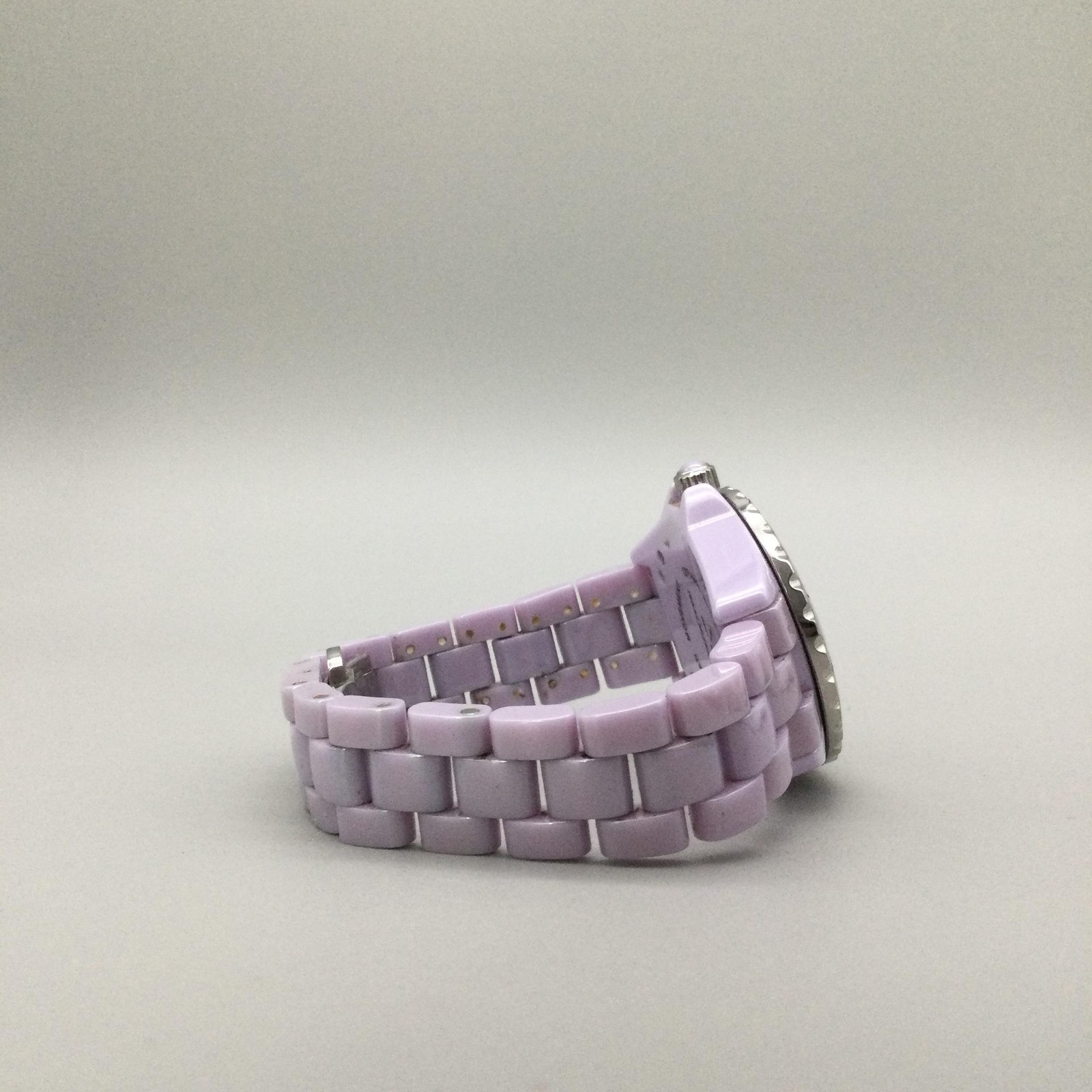 Isaac Mizrahi Live Womens Watch 34mm White MOP Purple Ceramic New Battery 6.5″
