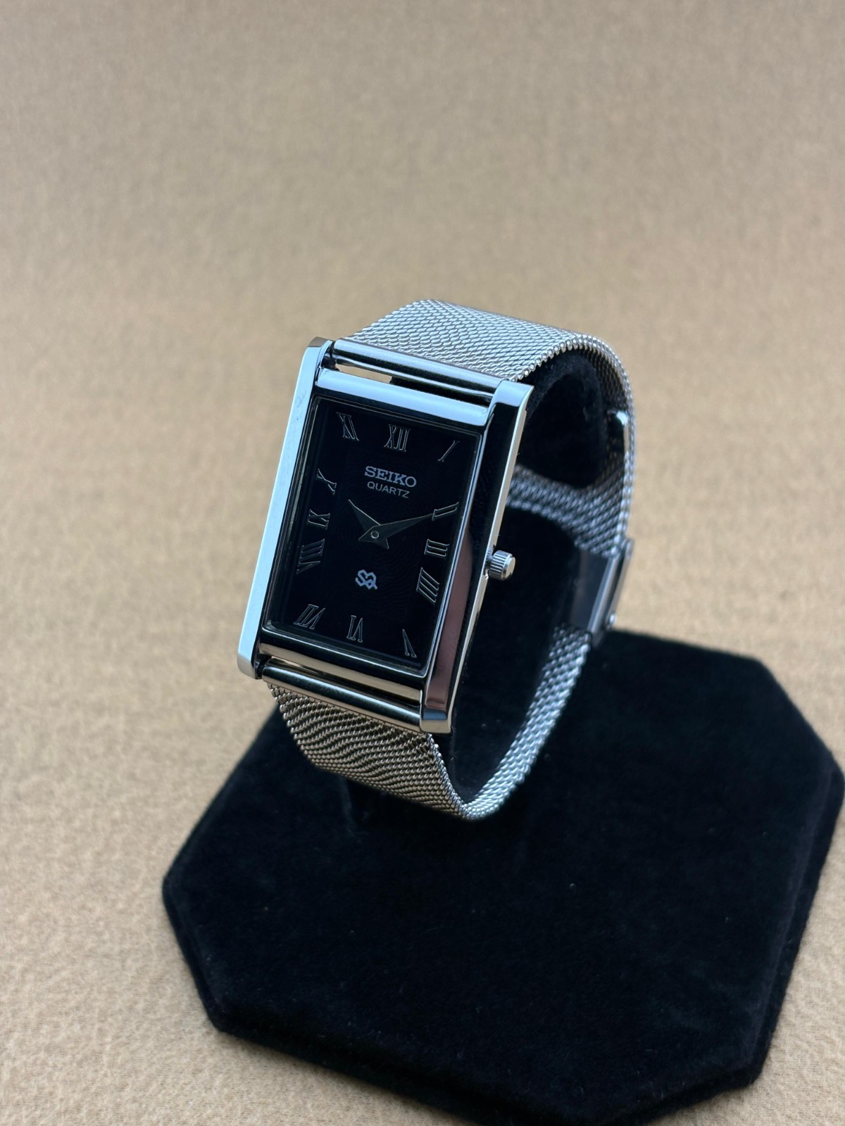 BLACK SILVER Vintage Seiko Slim Quartz Men’s Wristwatch