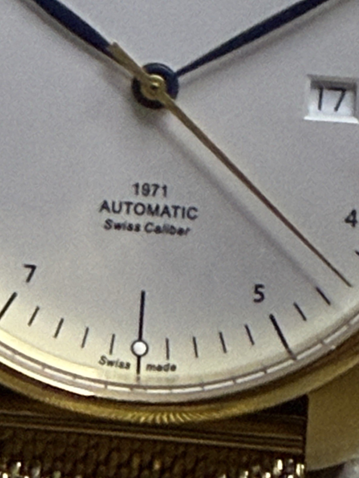 About Vintage (AV88) Gold Tone 1971 Swiss Auto Wristbands 40mm Beautiful.