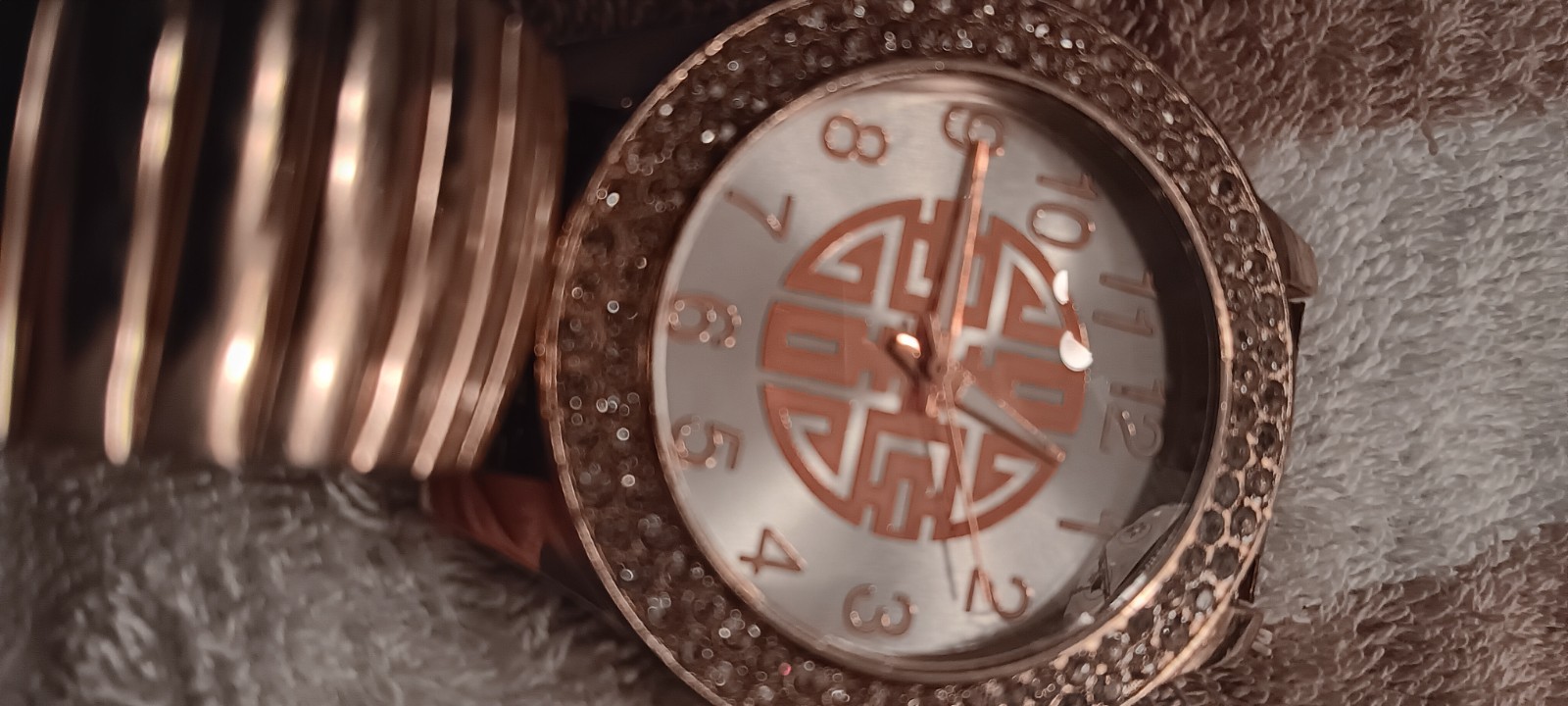 Women’s Quartz Analog Wristwatch Rose Gold Tone Bangle Round Arabic Numerals