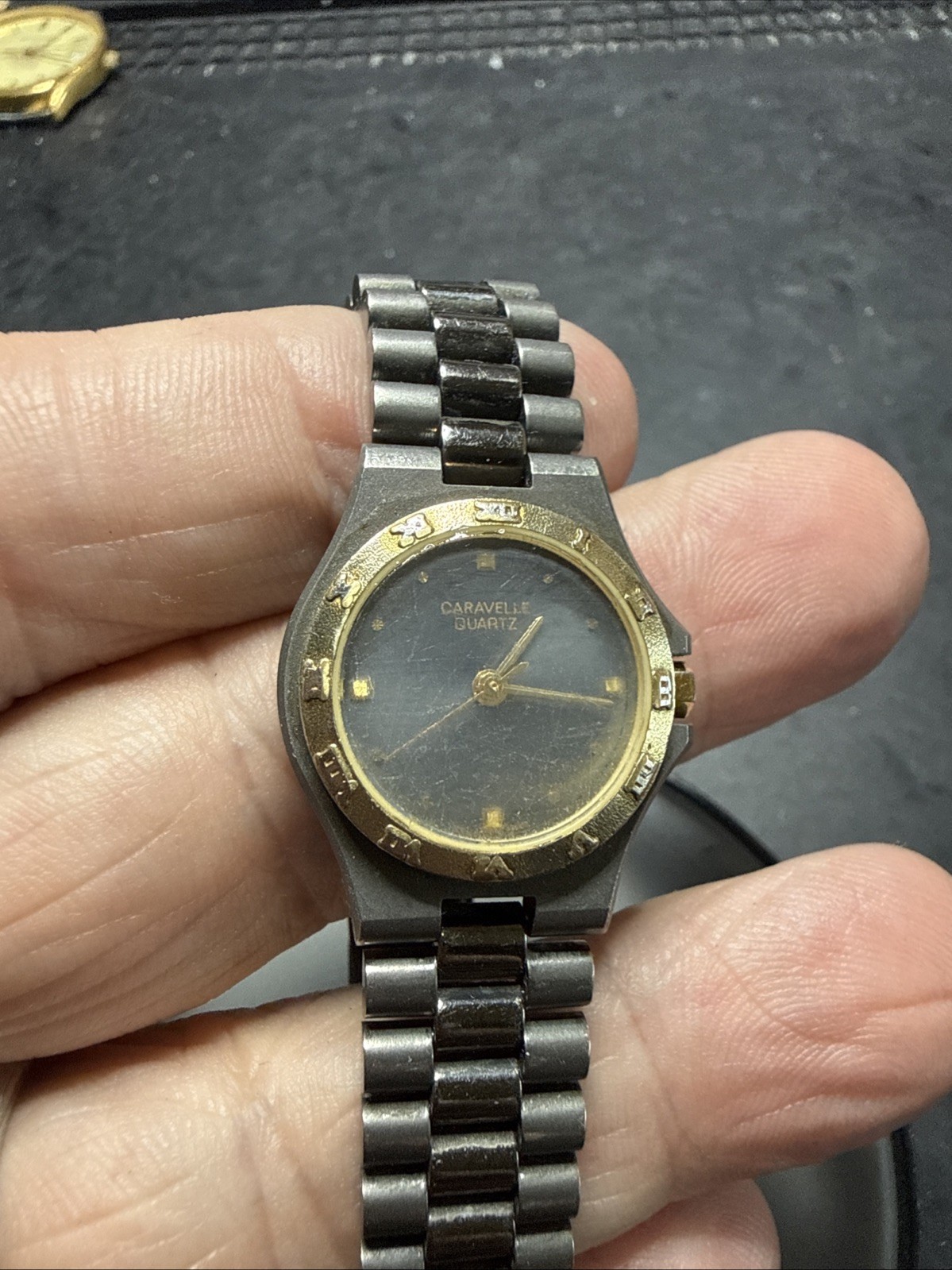 Caravelle Bu BULOVA GRAY DIAL GOLD TONE BEZEL BUTTERFLY CLASP 23MM