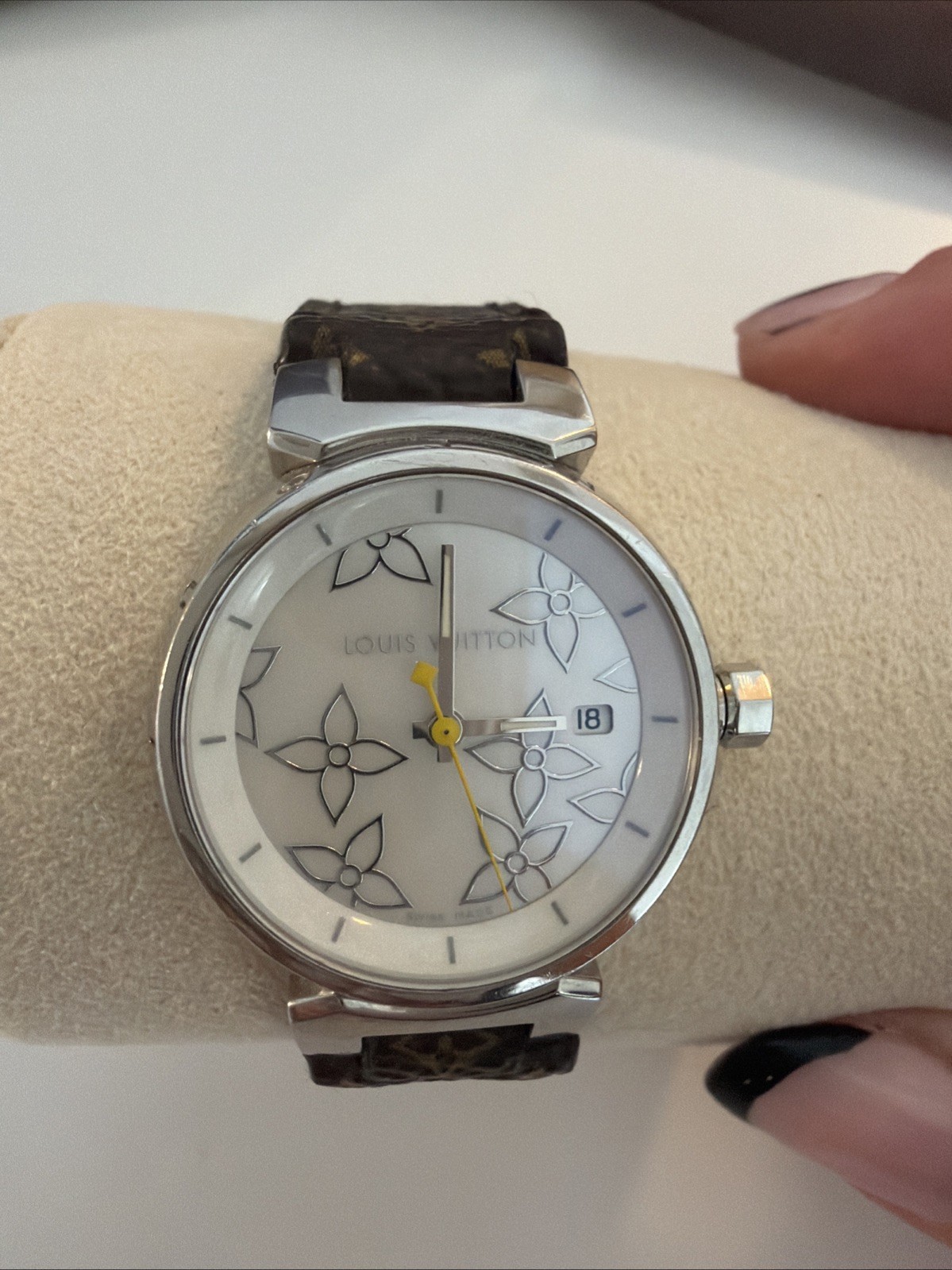 Louis Vuitton Tambour Date Quartz Q121C White Shell Dial 25mm Watch Box & Papers
