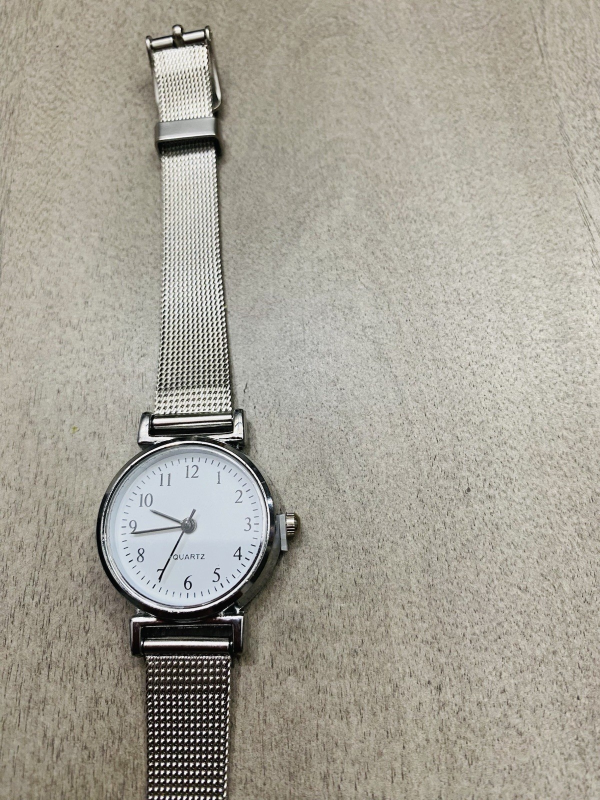 Quartz Analog Wristwatch White Dial Arabic Numerals Silver Tone Mesh Bracelet