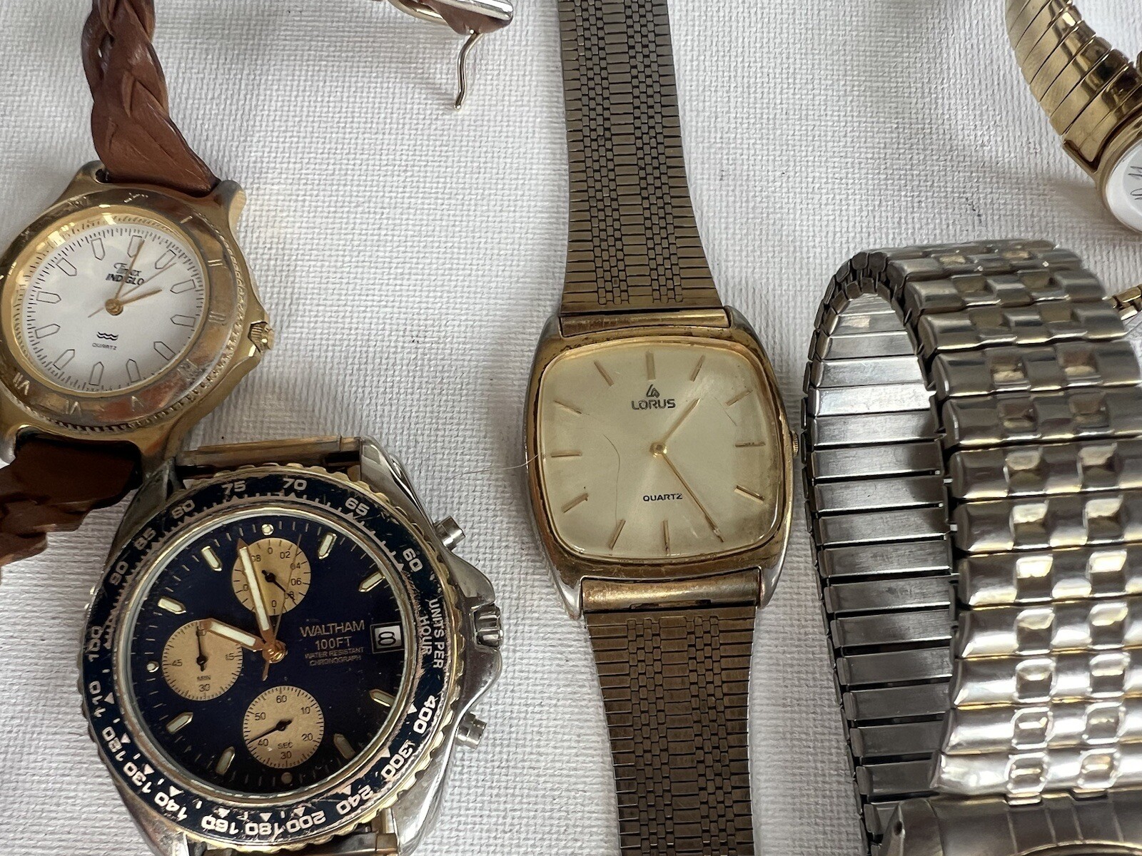 lot of eight watches various brands need batteries various brands