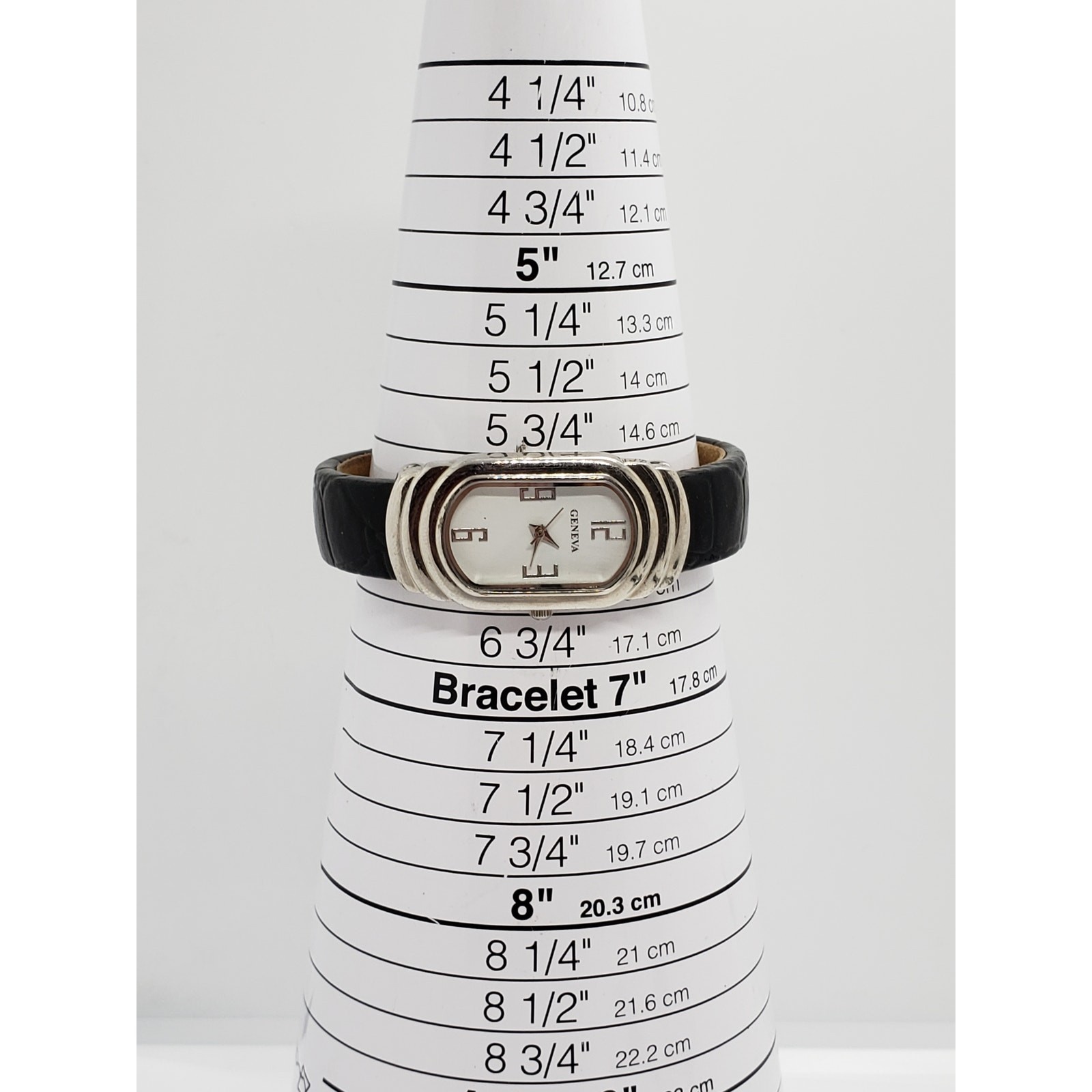 Geneva women’s watch. Oval face. Bangle style band. 3270. Working watch.