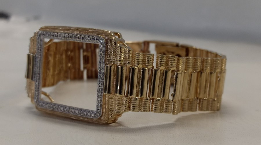 Mens Vintage 10K Yellow Gold Diamond Accented Geneve Quartz Wristwatch