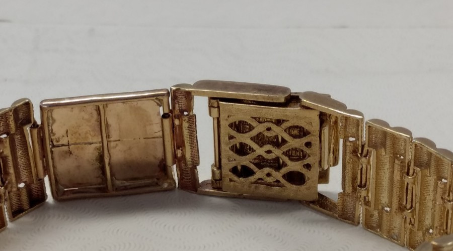 Mens Vintage 10K Yellow Gold Diamond Accented Geneve Quartz Wristwatch