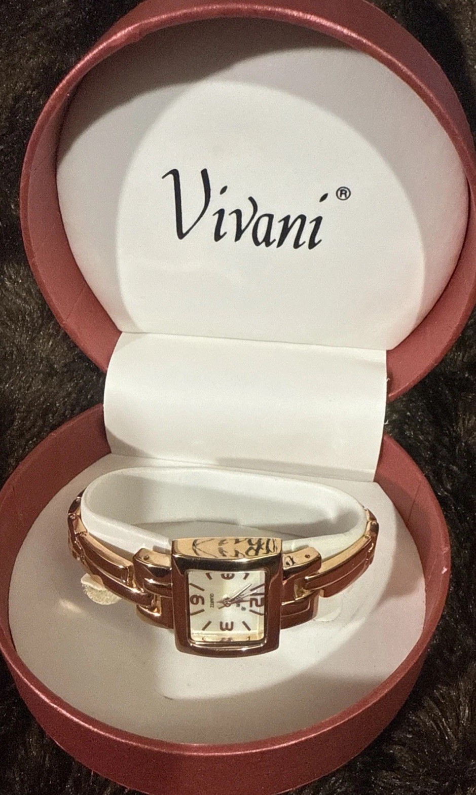 VINTAGE VIVANI WOMEN’S WATCH ROSE GOLD TONE NEW IN BOX ( NEED BATTERIES)
