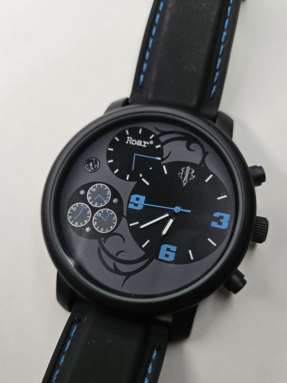 Roar Black Light Blue Gray Dial Round Case Rubber Band Men’s Watch Working