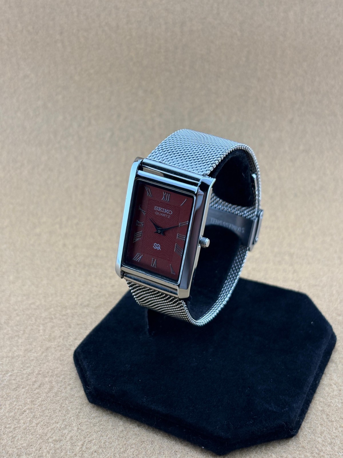 RARE RED SILVER Vintage Seiko Slim Quartz Men’s Wristwatch