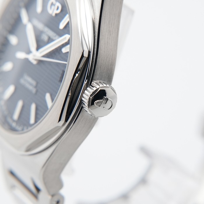 Girard-Perregaux Laureato 42mm 81010-11-431-11A Blue Box/Paper