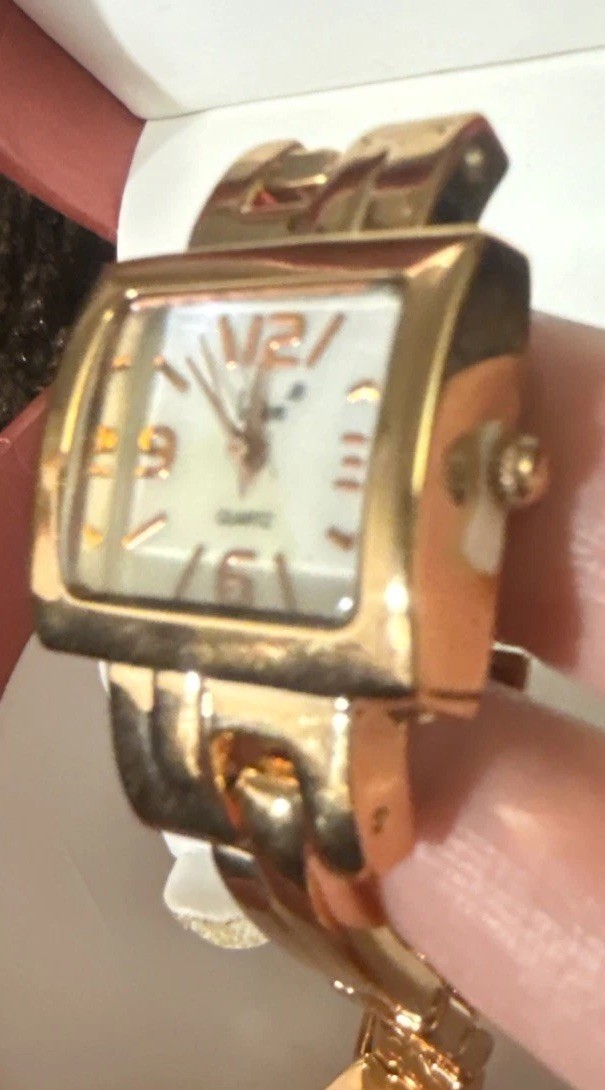 VINTAGE VIVANI WOMEN’S WATCH ROSE GOLD TONE NEW IN BOX ( NEED BATTERIES)