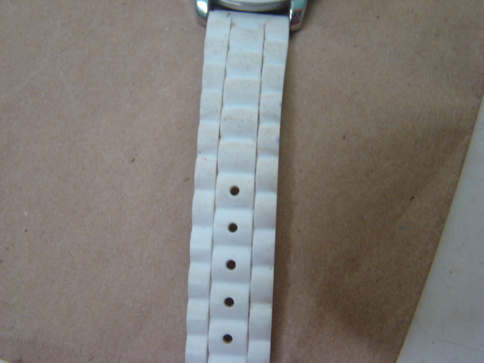 Xhilaration Unisex Men’s Women’s Sporty Watch with White Silicone Band