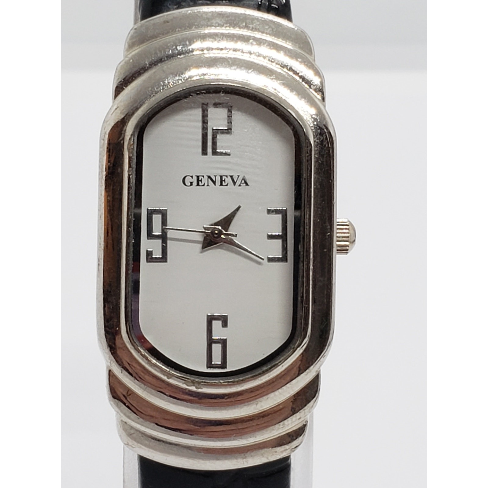 Geneva women’s watch. Oval face. Bangle style band. 3270. Working watch.