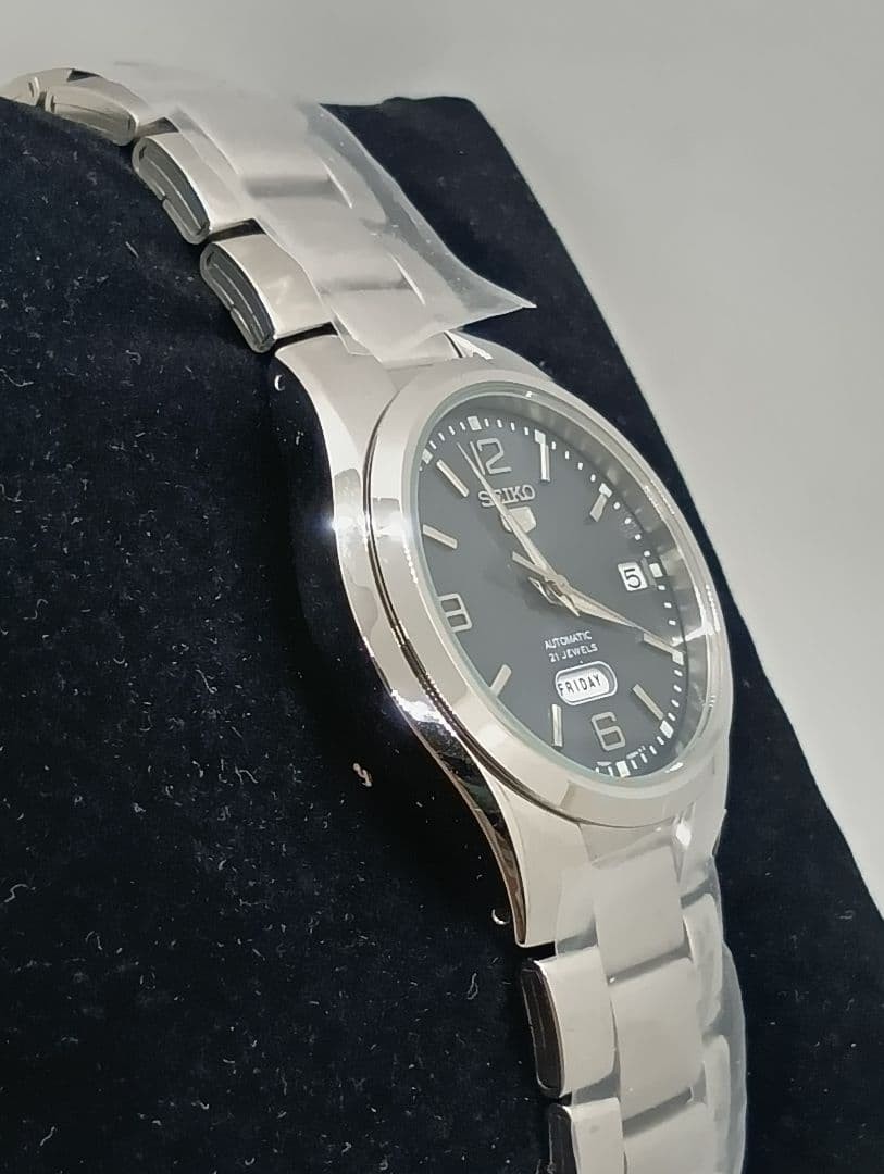 Rare SEIKO 5 Automatic Wristwatch 21 jewels Day Date Running
