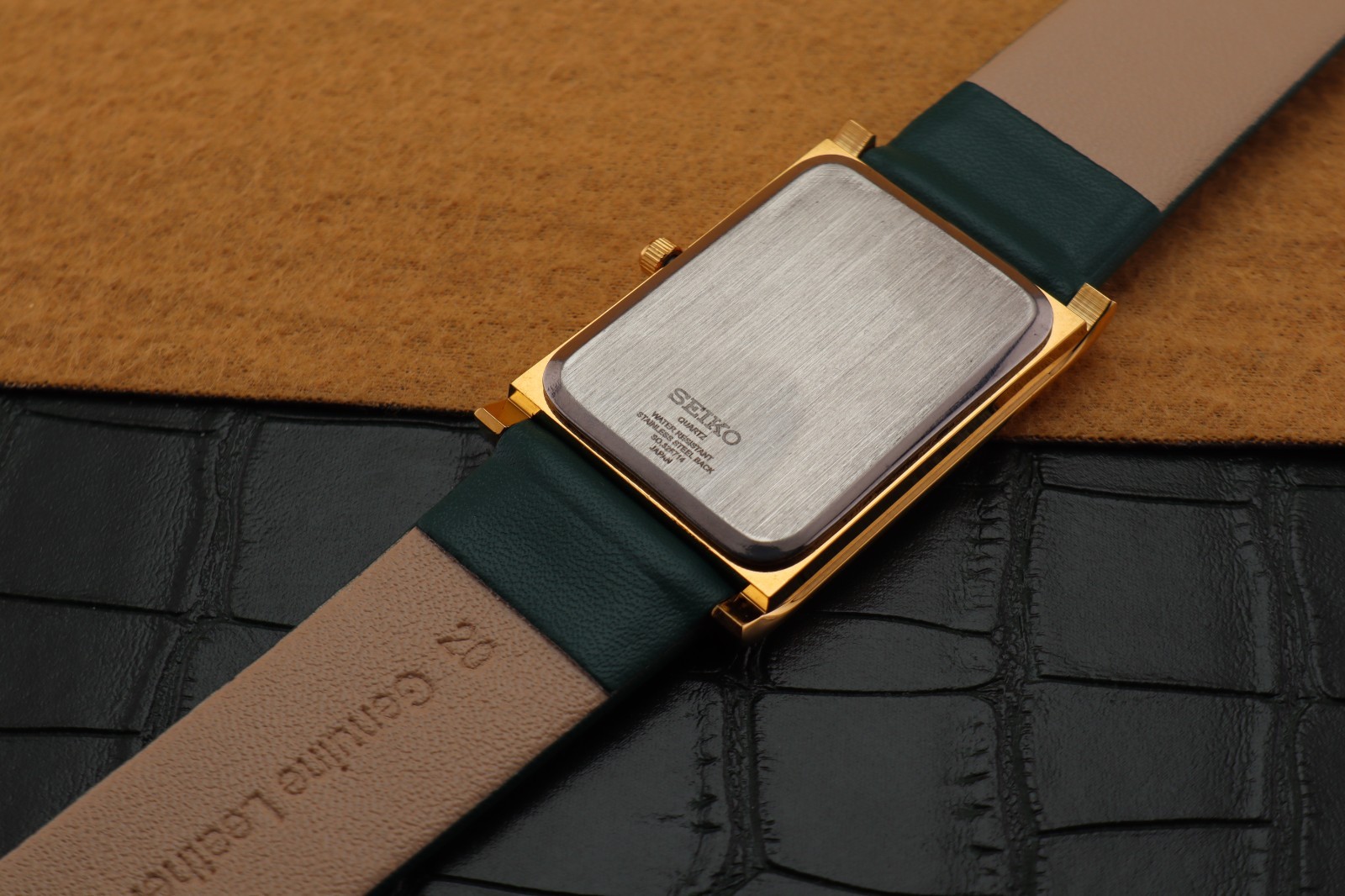 Vintage Seiko Slim Quartz Men’s Wrist Watch Green Dial with Green Strap.