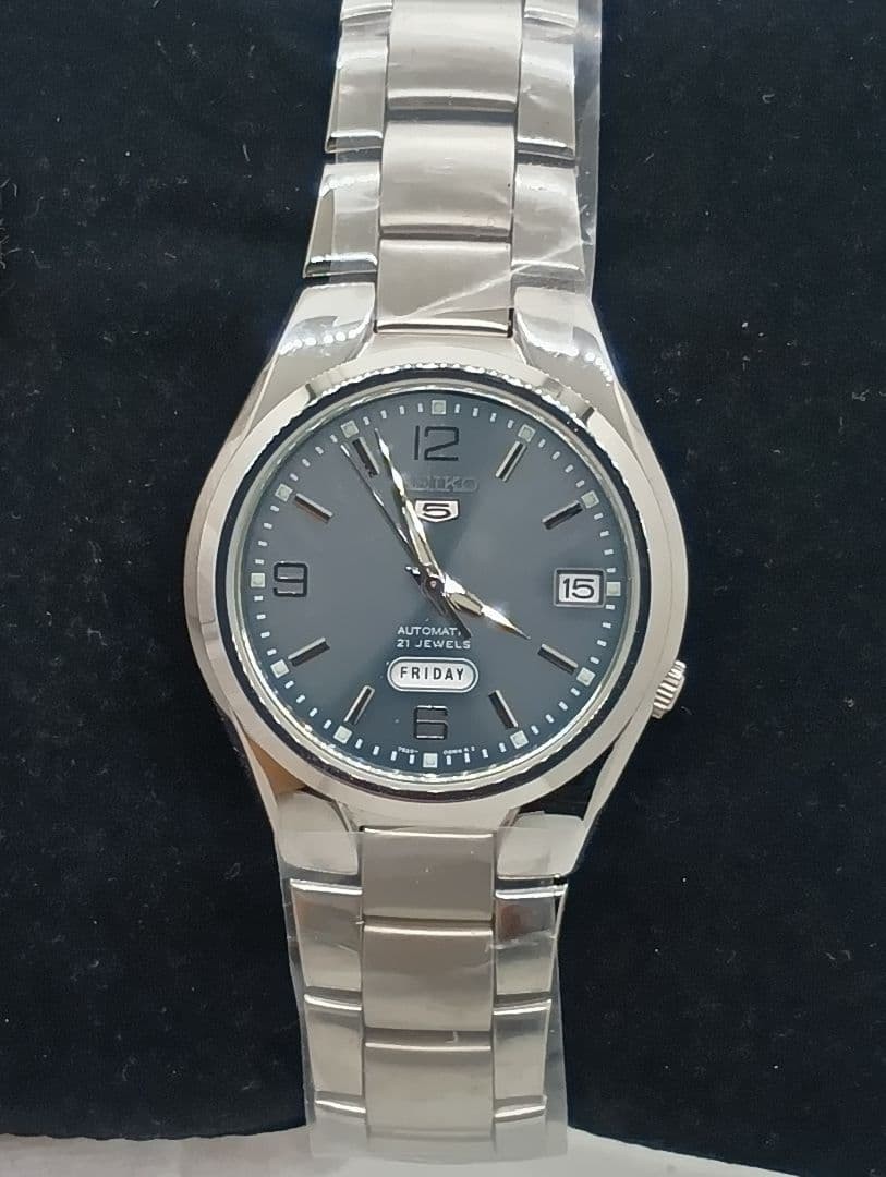 Rare SEIKO 5 Automatic Wristwatch 21 jewels Day Date Running