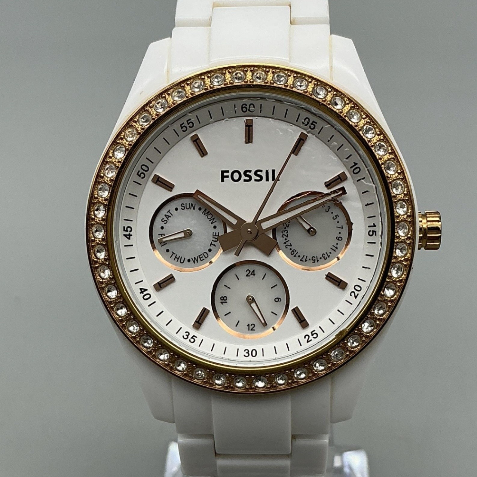 Fossil Womens Watch 37mm Gold Tone Crystal Bezel Day Date ES-2869 New Battery 7″