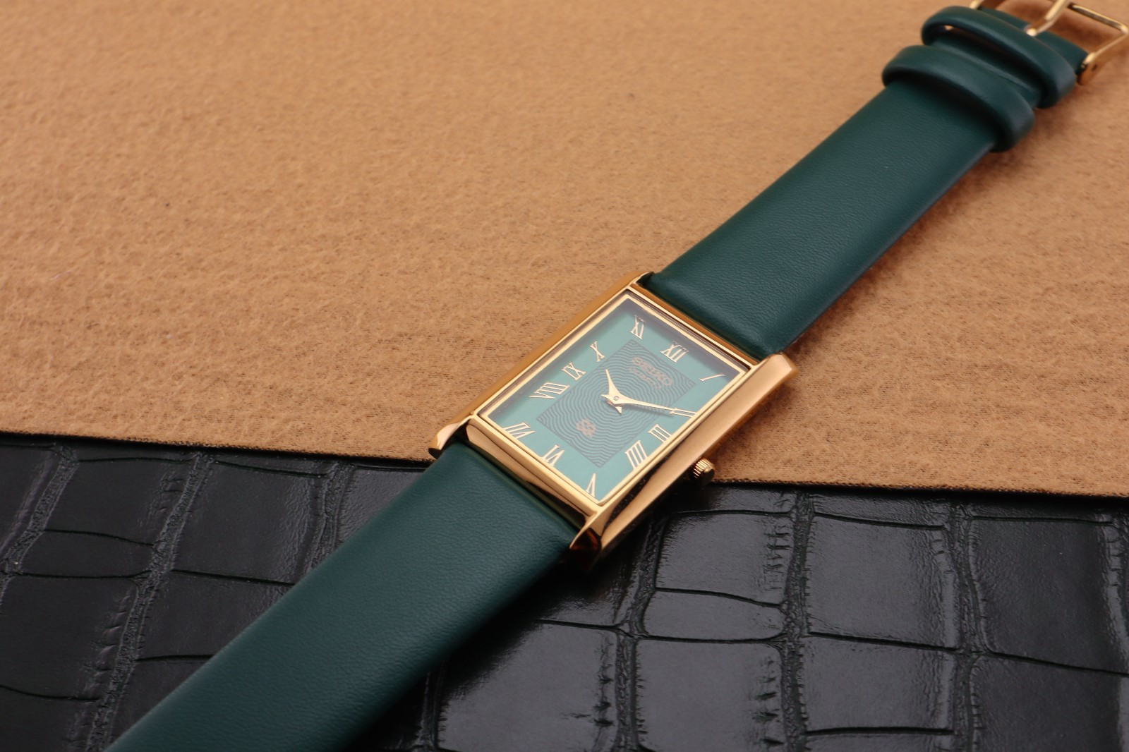 Vintage Seiko Slim Quartz Men’s Wrist Watch Green Dial with Green Strap.