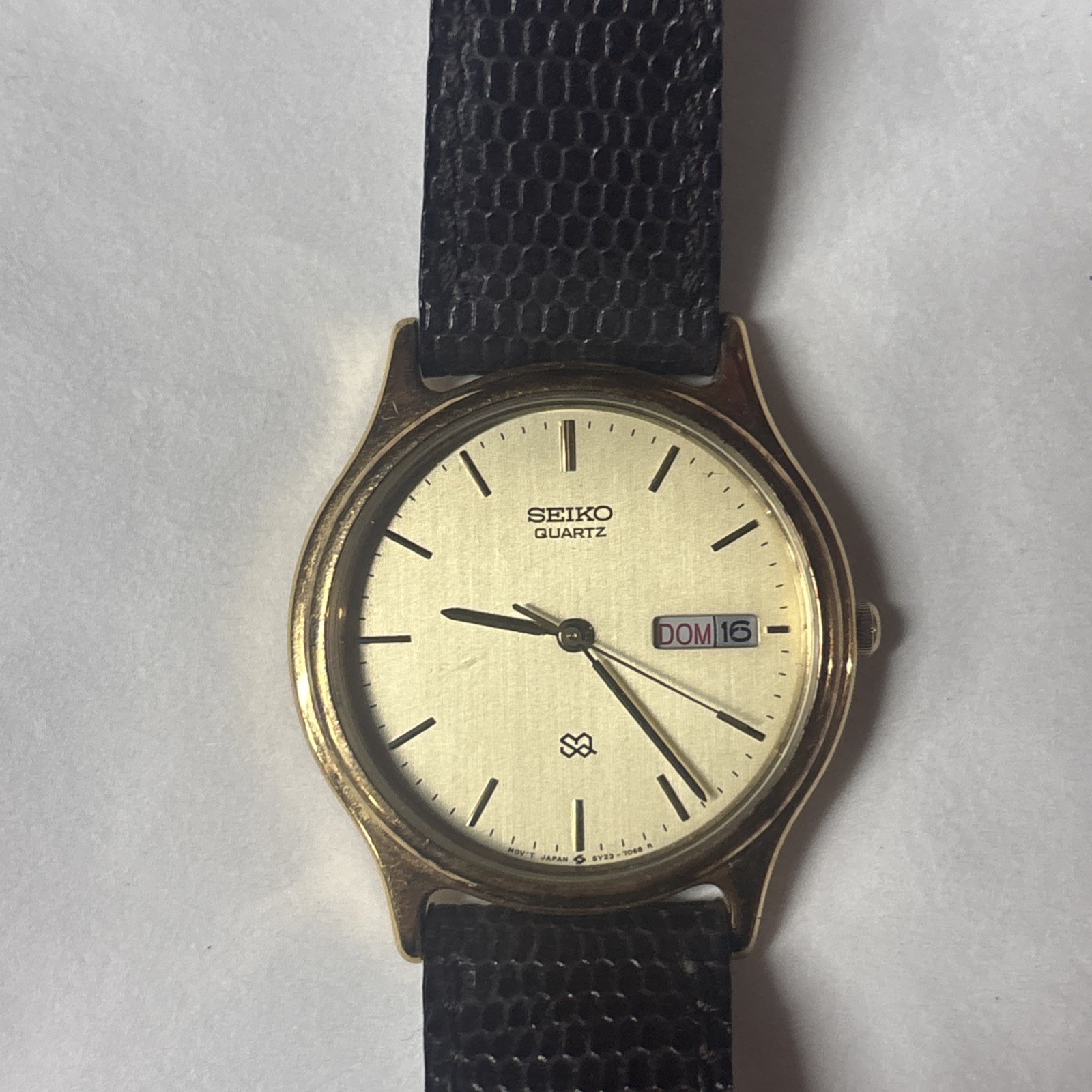 Seiko SQ Quartz 8C23-6010 — Champagne Day/Date, Gold-Tone Dress, Japan 1985