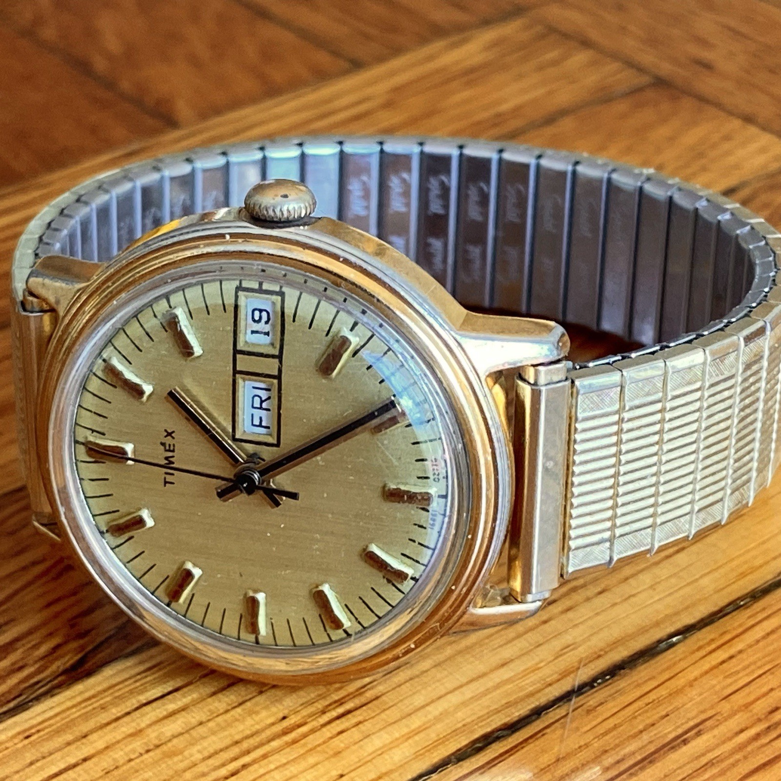 1976 Timex Mercury Day/Date Men’s 35mm Vintage Mechanical Watch Gold Tone